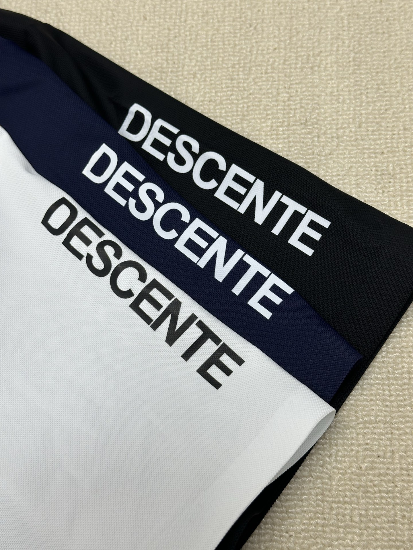 🛒购物价： 💰135
🏴‍☠️ DESCENTE 迪桑特 25ss夏季新品男女款高尔夫系列 冰丝凉感纯色polo半袖T恤


颜色：黑色 白色 藏蓝色
尺码：M-5XL


采用高品质运动属性功能性AERODRY针织面料制作的短袖POLO衫。面料轻薄柔软，舒爽透气，同时具有吸湿快干与凉感功能性，助力高强运动后回归干爽状态。
搭配ACTIVE运动版型裁剪，自然包裹贴合身形，能有效减少空气阻力，助力无忧运动体验，轻薄柔软，舒爽透气，POLO领型满足商务通勤多场景需求！！！
客订面料 经过特殊工艺处理，面料不仅柔软顺滑，还具备出色的透气性和吸湿性，即使在炎炎夏日，也能让你倍感清凉舒适。
宽松休闲的版型独具匠心，不挑身材，穿着自在无拘。搭配简约的纯色休闲裤，在午后的咖啡馆享受惬意时光；或是配上个性的印花短裤，在夏日泳池派对中大放异彩 。
穿上它，开启精致生活，每一刻都是时尚大片。


尺码表
尺码 衣长 胸围  肩宽  建议身高     建议体重
M     68    96    44   160-170CM  135-120斤
L      70    135   46   168-175CM  120-135斤
XL    72    104   48   170-175CM  135-150斤
2XL  74    108   50   168-180CM  150-165斤
3XL  76    112   52   170-185CM  165-190斤
4XL  78    116   54   170-190CM  190-200斤
5XL  80    118   56   178-200CM  200-220斤