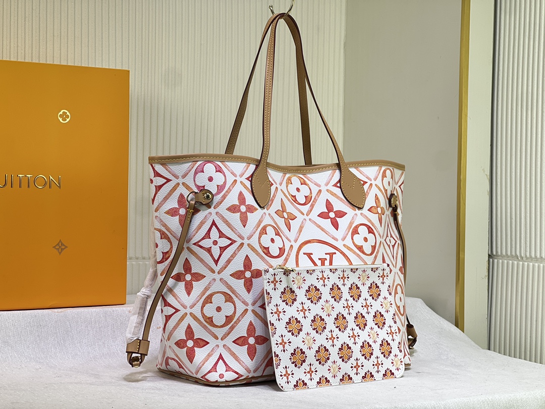 M24317 M40995 本款 Neverfull 中号手袋选用 Monogram Tiles 帆布塑造托特包构型