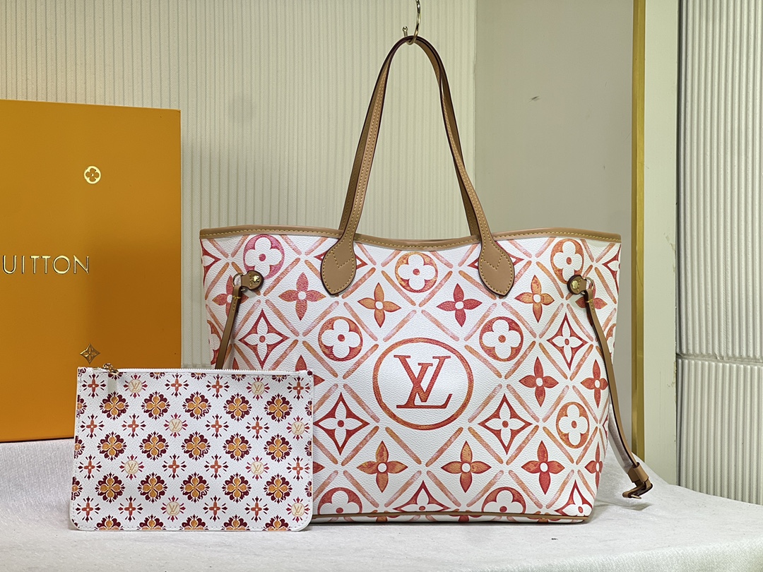 M24317 M40995 本款 Neverfull 中号手袋选用 Monogram Tiles 帆布塑造托特包构型