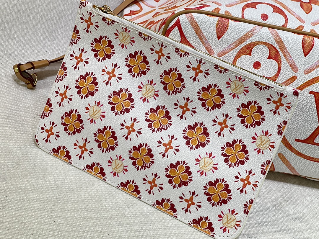 M24317 M40995 本款 Neverfull 中号手袋选用 Monogram Tiles 帆布塑造托特包构型