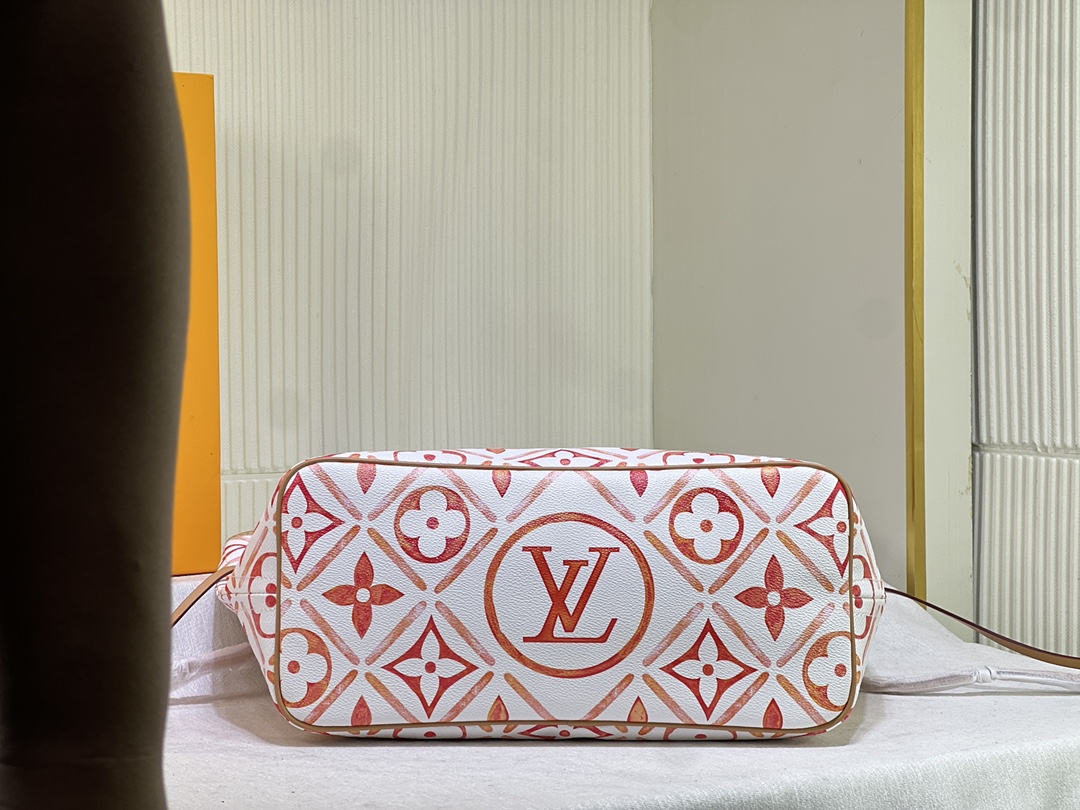 M24317 M40995 本款 Neverfull 中号手袋选用 Monogram Tiles 帆布塑造托特包构型