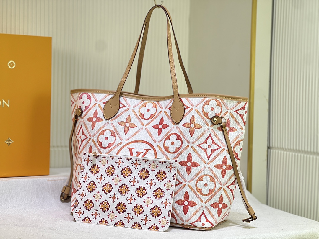 M24317 M40995 本款 Neverfull 中号手袋选用 Monogram Tiles 帆布塑造托特包构型