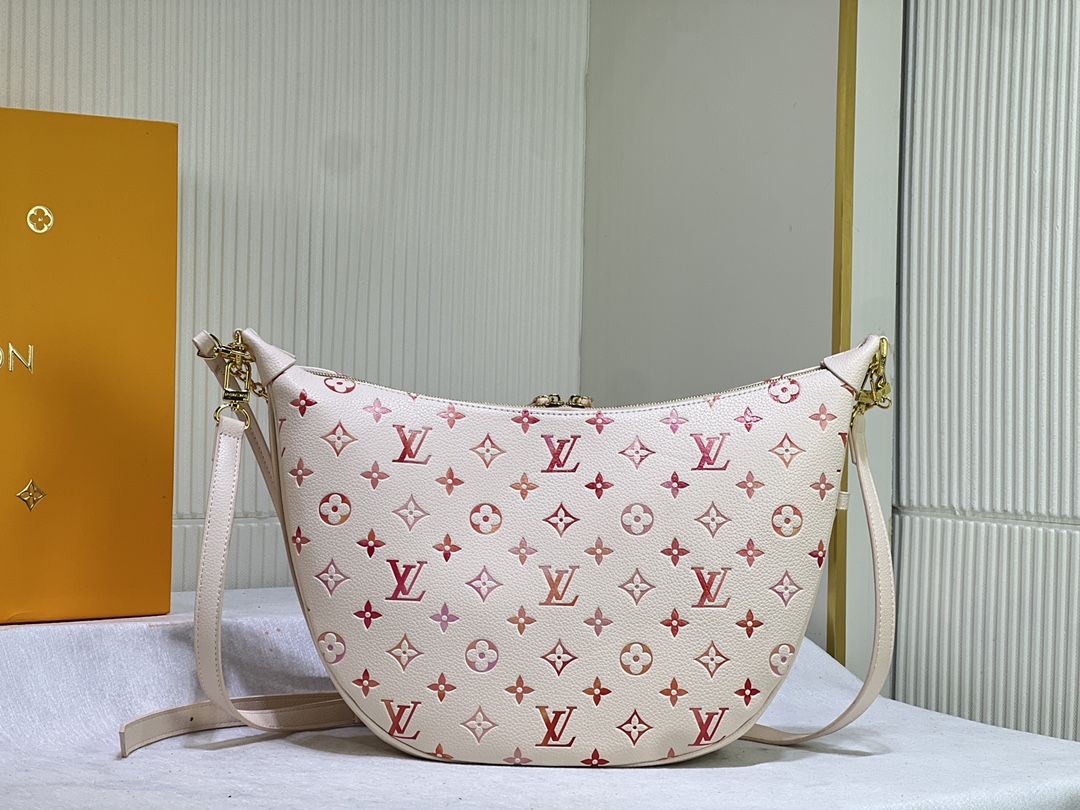 M46311 本款 Loop Hobo 手袋选用柔软 Monogram Empreinte 牛皮革塑造贴合身形的潮流半月构型