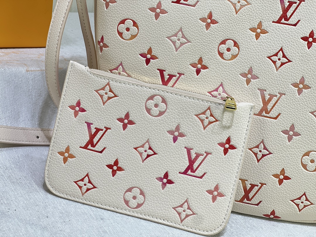 M46311 本款 Loop Hobo 手袋选用柔软 Monogram Empreinte 牛皮革塑造贴合身形的潮流半月构型