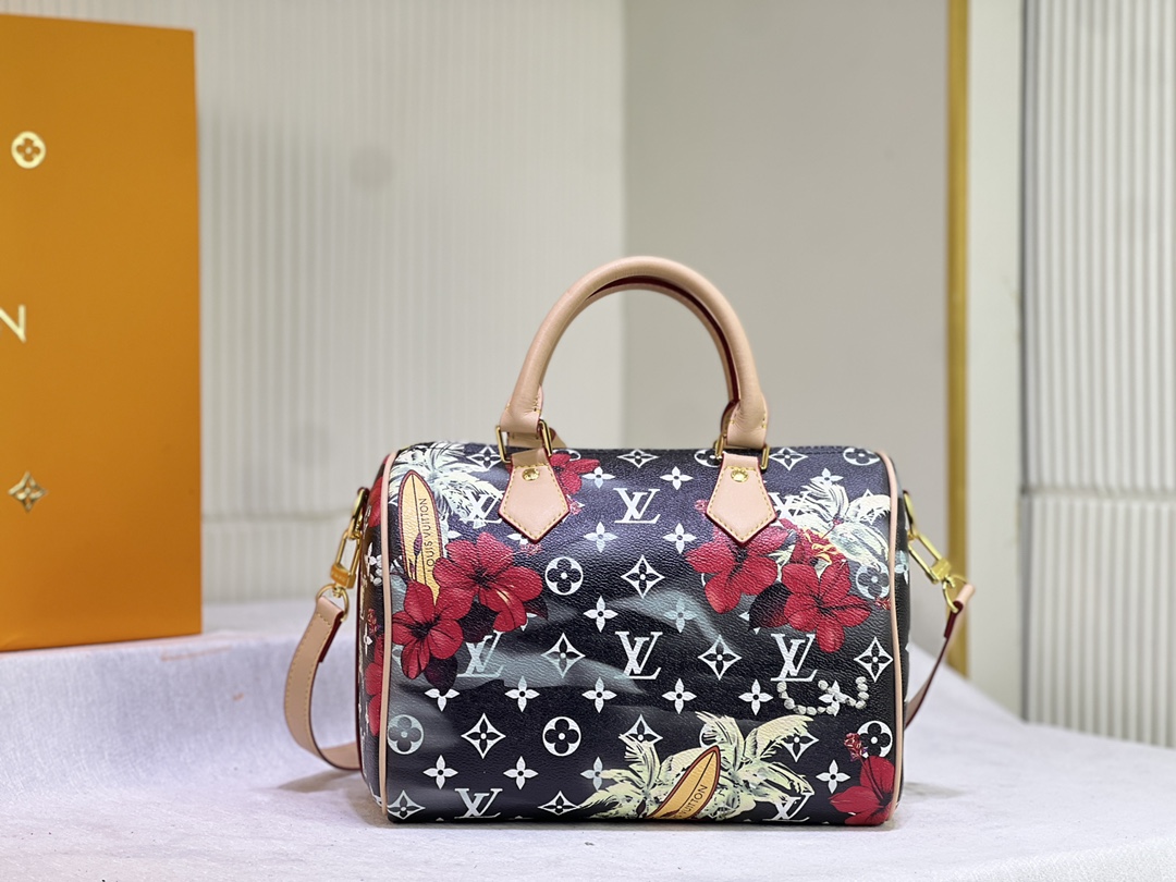 M40390 黑彩Speedy Bandoulière 25 手袋以 Monogram 提花丹宁布释放闲适意味，搭配牛皮革饰边。Monogram 提花织纹经过时间洗礼亦可细腻如新。尺寸：25 x 15x 11cm