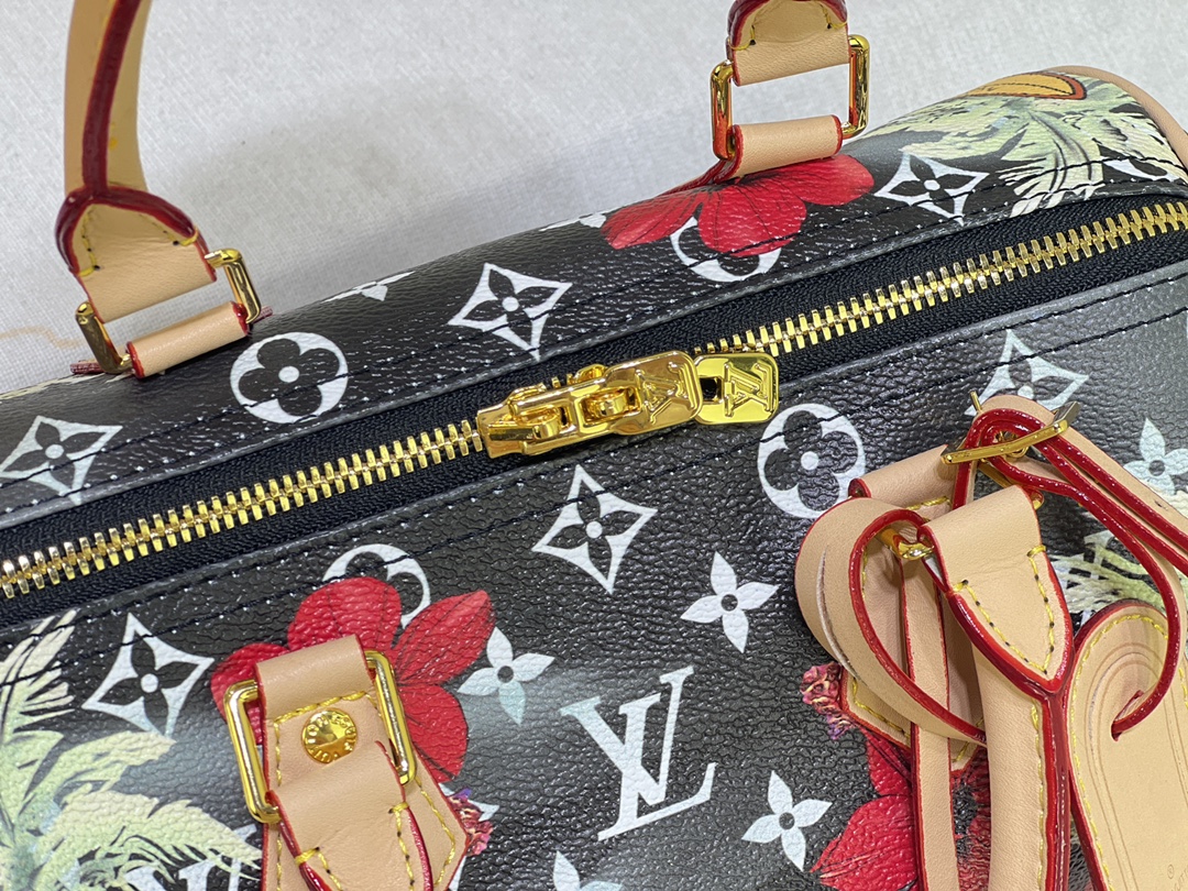 M40390 黑彩Speedy Bandoulière 25 手袋以 Monogram 提花丹宁布释放闲适意味，搭配牛皮革饰边。Monogram 提花织纹经过时间洗礼亦可细腻如新。尺寸：25 x 15x 11cm