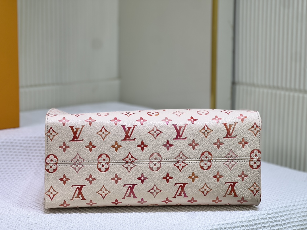 升级品质 M45321 M44572 Onthego 中号手袋将经典 Monogram 帆布与 Monogram Reverse 帆布分饰两侧