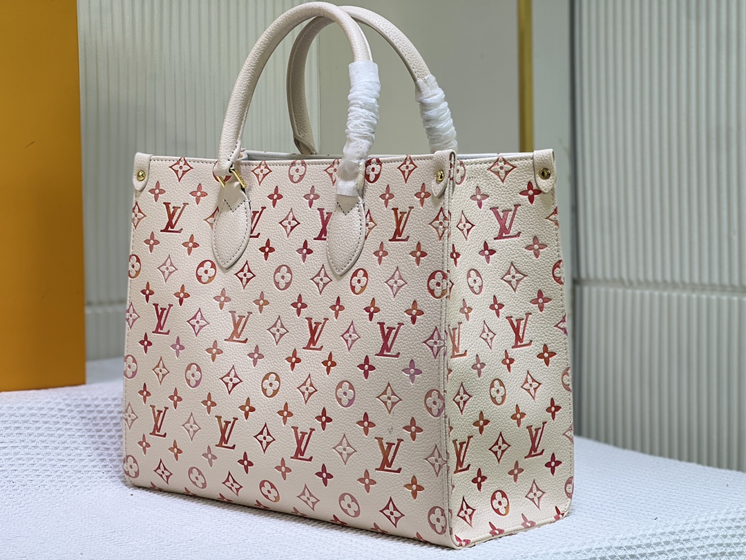 升级品质 M45321 M44572 Onthego 中号手袋将经典 Monogram 帆布与 Monogram Reverse 帆布分饰两侧