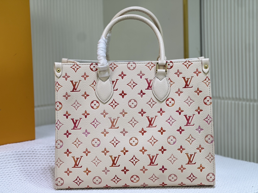 升级品质 M45321 M44572 Onthego 中号手袋将经典 Monogram 帆布与 Monogram Reverse 帆布分饰两侧