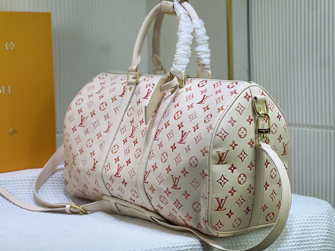 M46593 M41416 本款 Keepall Bandoulière 50 旅行袋为雾面牛皮革压印 Monogram 图案