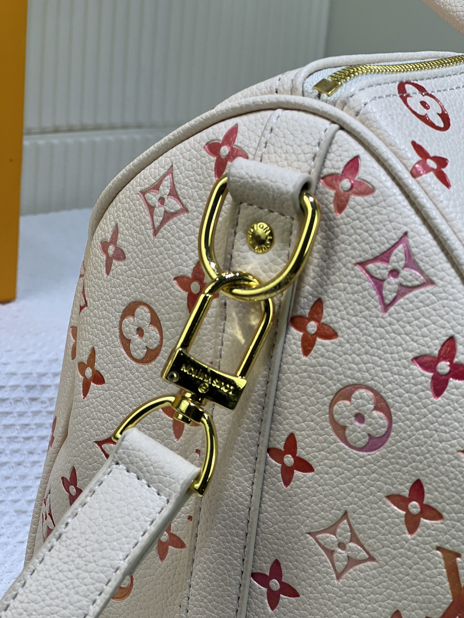 M46593 M41416 本款 Keepall Bandoulière 50 旅行袋为雾面牛皮革压印 Monogram 图案