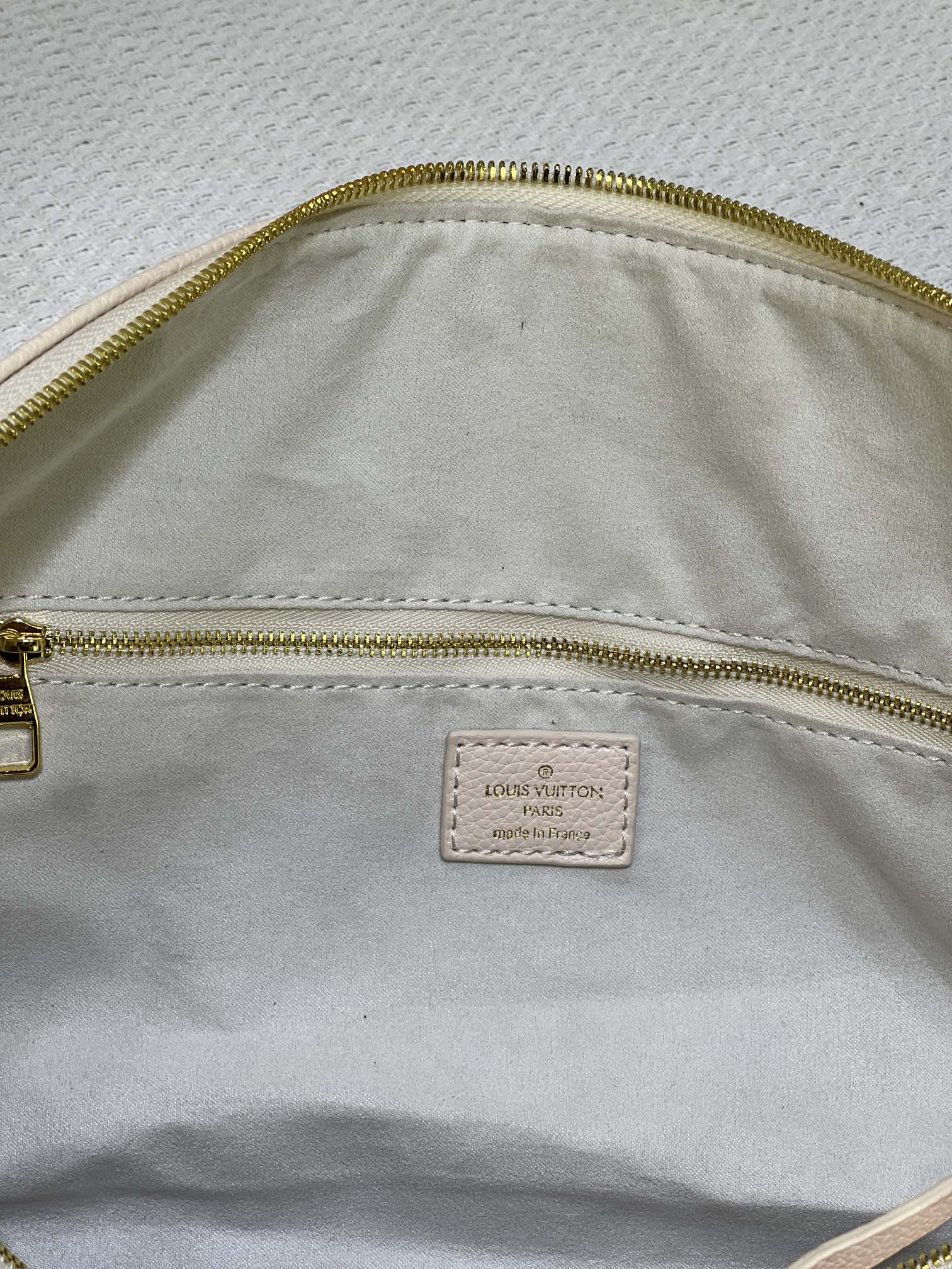 M46593 M41416 本款 Keepall Bandoulière 50 旅行袋为雾面牛皮革压印 Monogram 图案