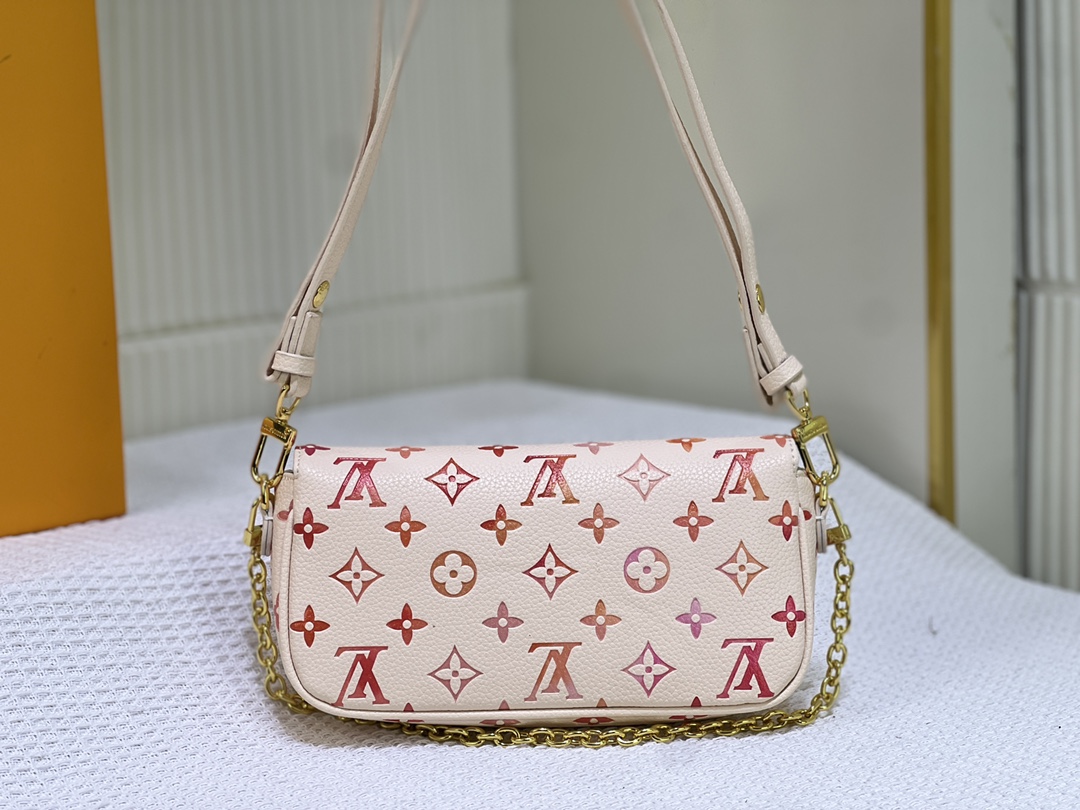 M82210 M81911 Wallet on Chain Ivy 手袋于 Monogram Empreinte 粒面皮革表面压印大号 Monogram 图案