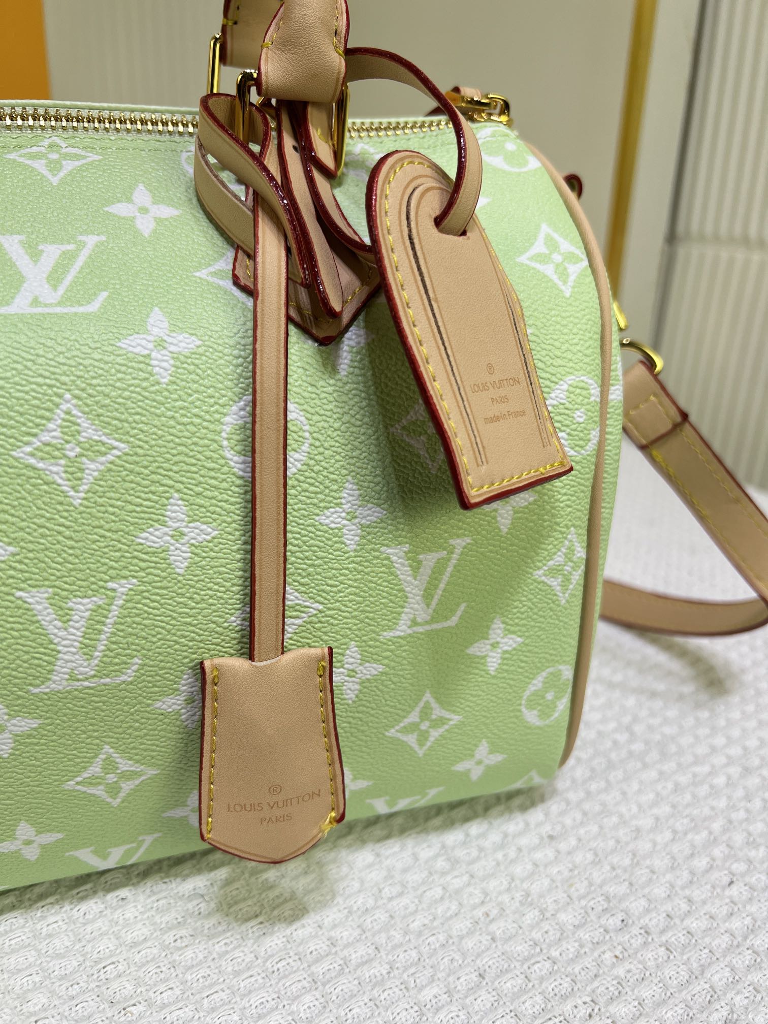 批180💰新款LV2024春夏非董设计speedy安全锁、抛光重工刻雕、五金行李牌、锁匙挂牌、和平鸽子刻印。意大利进口变色黄皮饰边可调节肩带锁💋💋手感柔软，实用性极强，✌️✌️上身超有气质范、👏品牌：Louis Vuitton ！型号：24424.24423.24426尺寸25-19-15