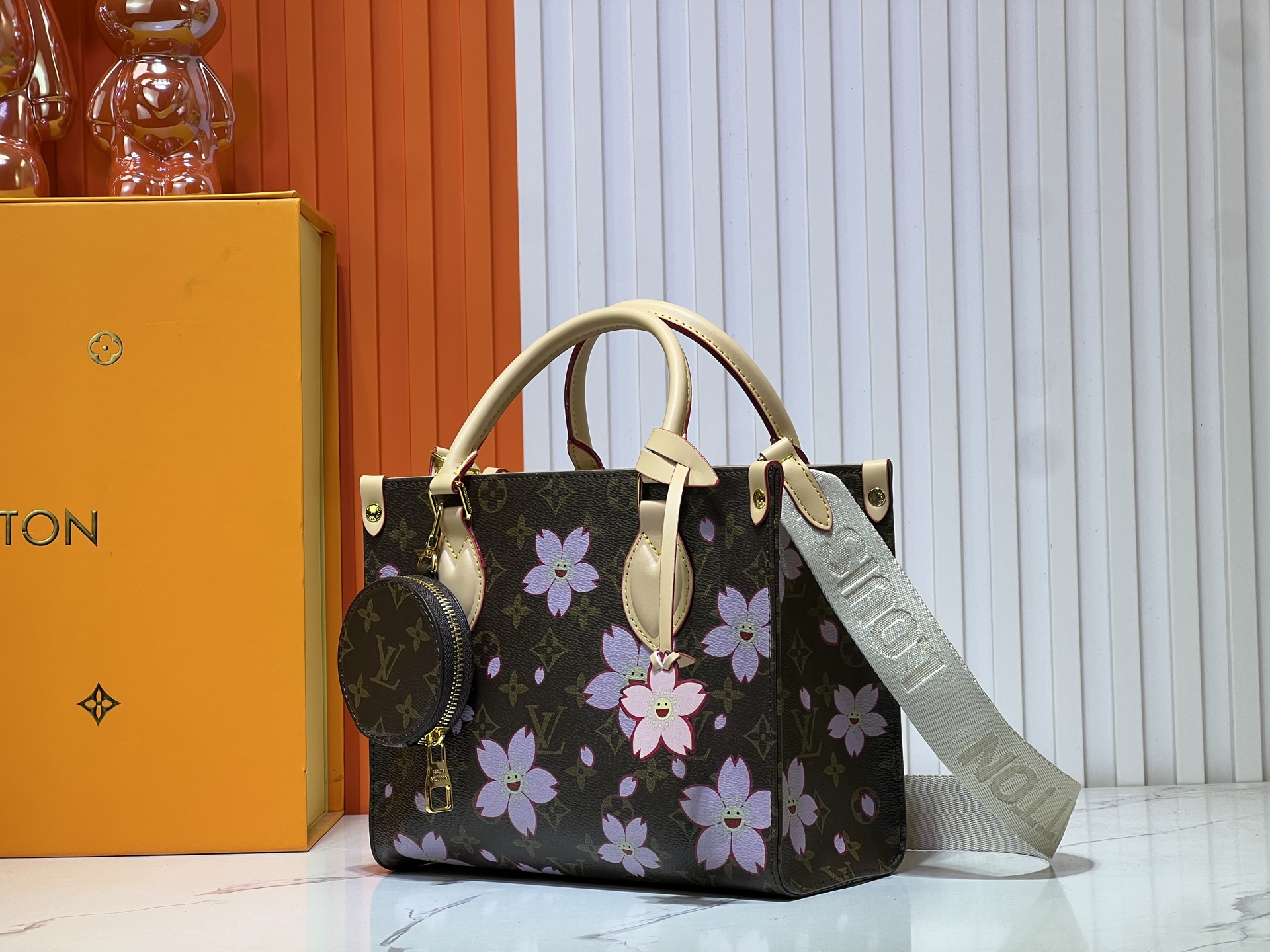 LV x Murakami Takashi OnTheGo PM Handbag - Sakura Edition, 25x19x11cm 4 i1738687325006 4014 0 2