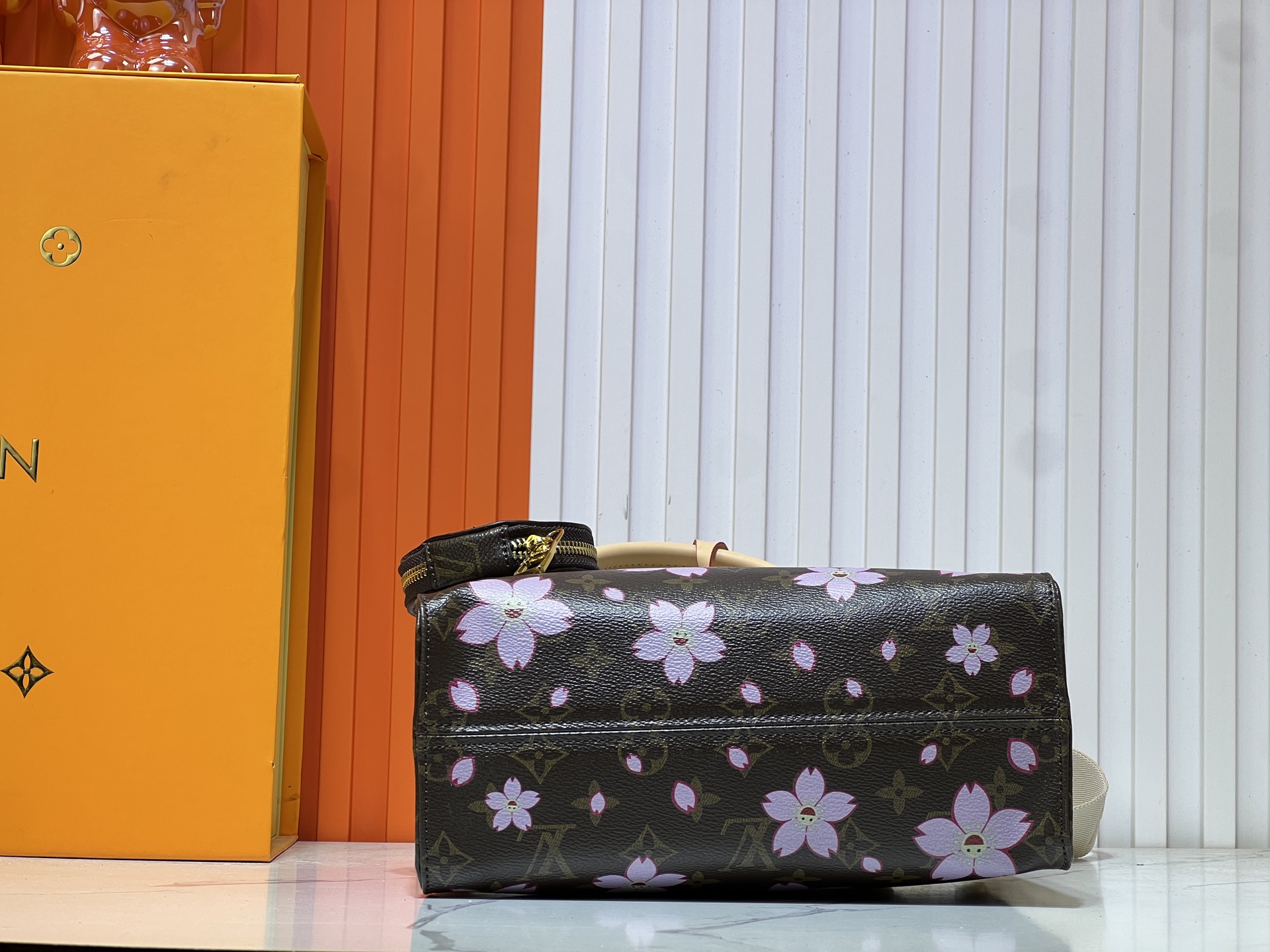 LV x Murakami Takashi OnTheGo PM Handbag - Sakura Edition, 25x19x11cm 7 i1738687332364 5180 0 5
