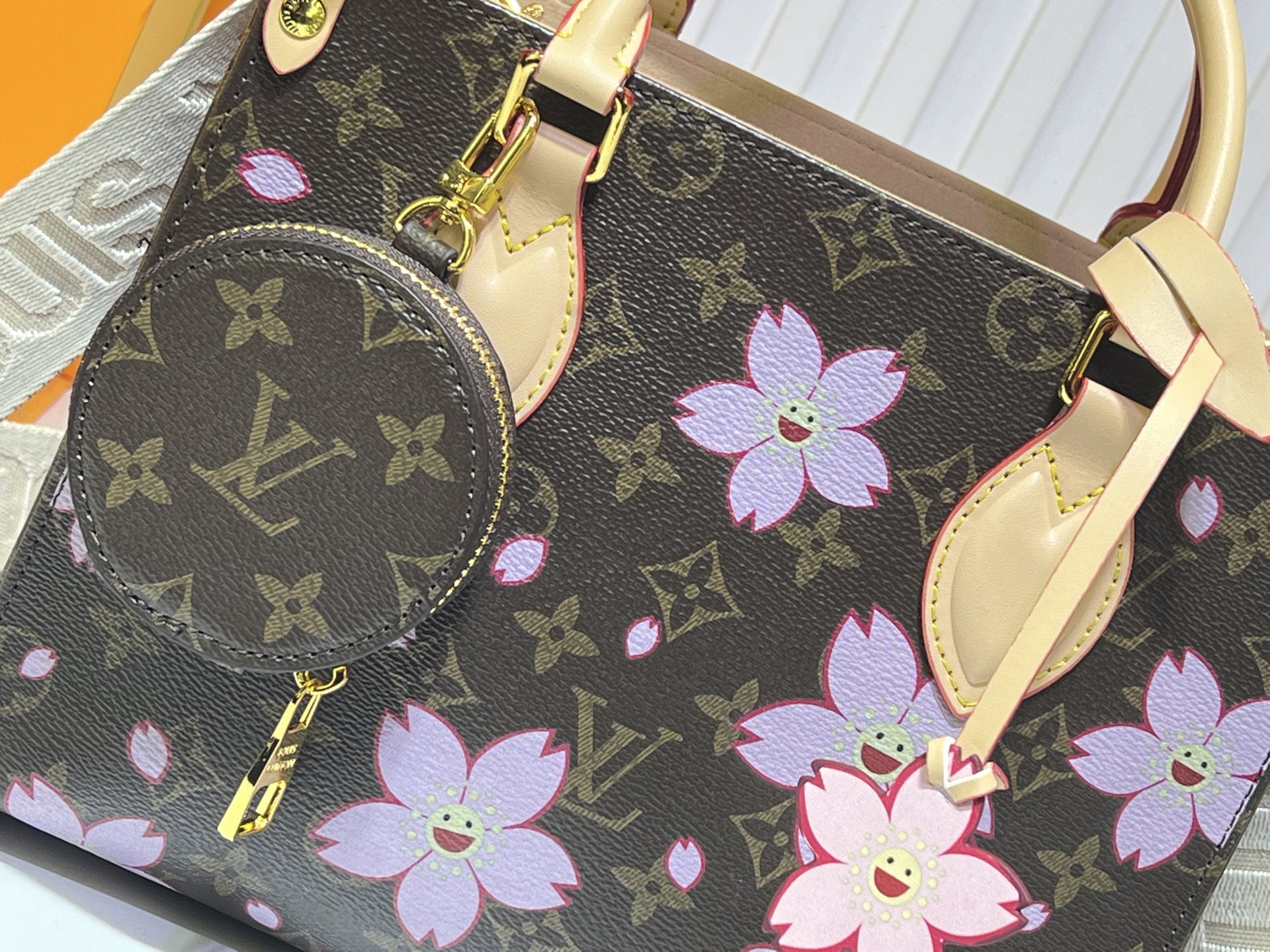 LV x Murakami Takashi OnTheGo PM Handbag - Sakura Edition, 25x19x11cm 8 i1738687332412 9849 0 6