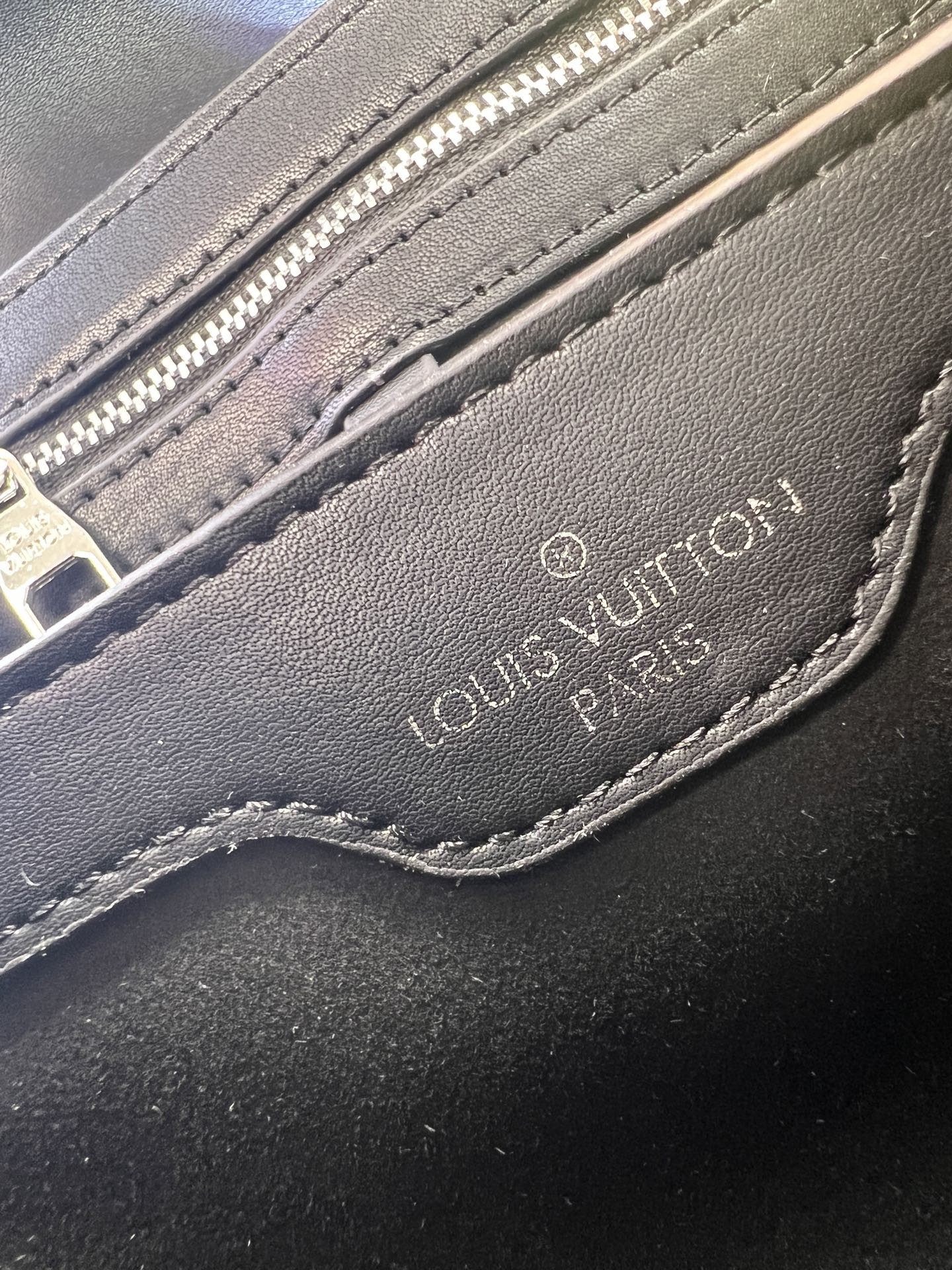 Louis Vuitton Capucines Mini Handbag Taurillon Leather with LV Signature 10 i1740963000362 5017 0 8