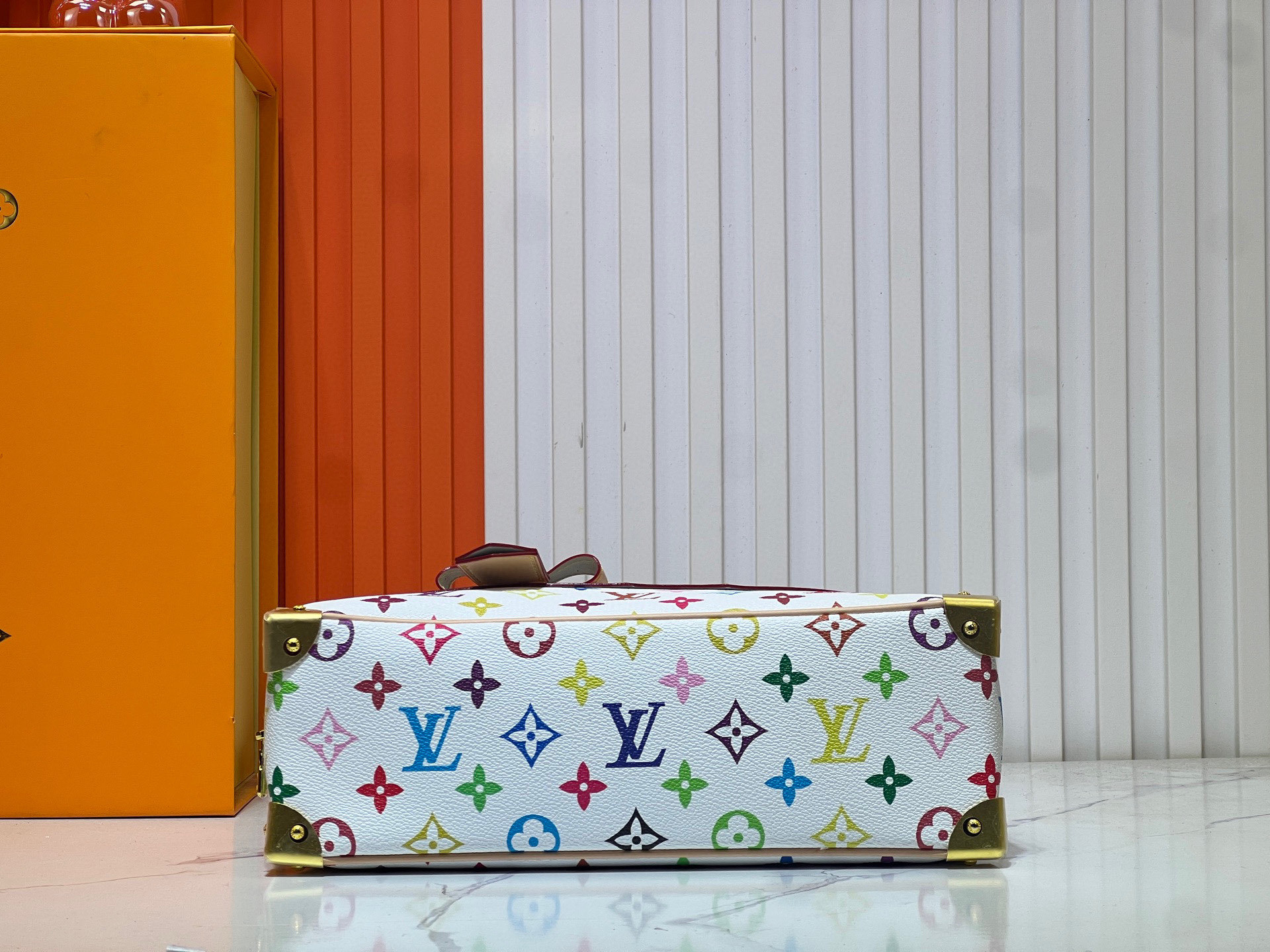 升级原版 M13084 本款 Handbag East West 手袋出自路易威登 x 村上隆再版系列,
