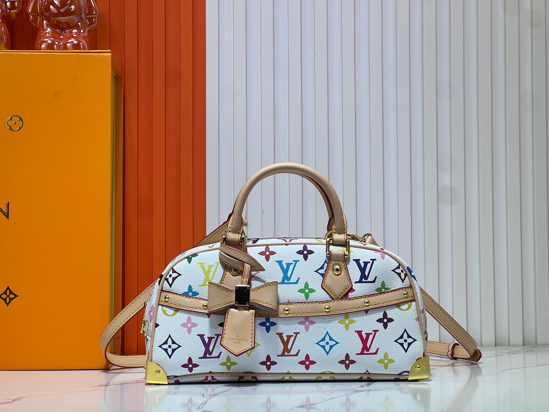 升级原版 M13084 本款 Handbag East West 手袋出自路易威登 x 村上隆再版系列,