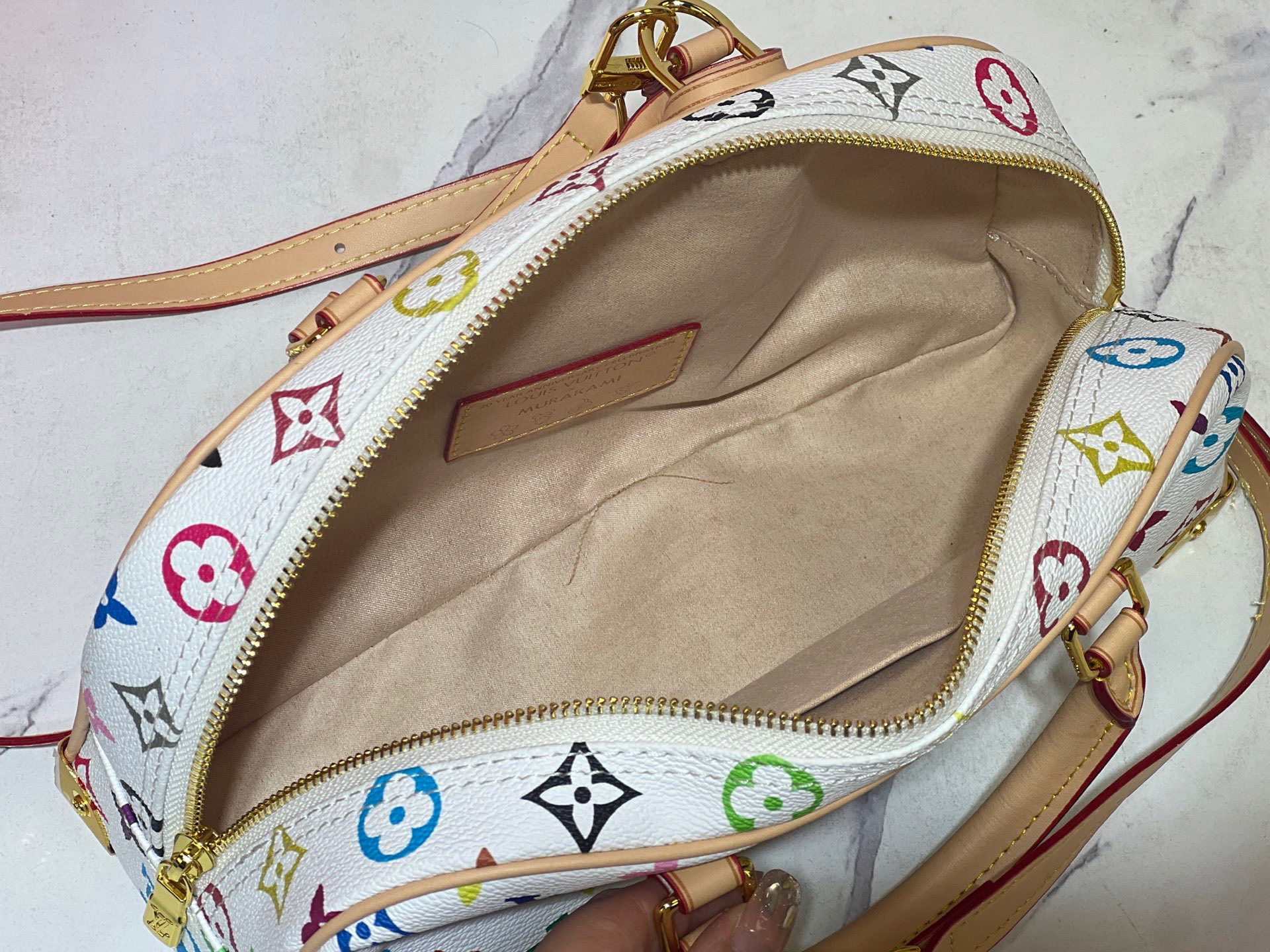 升级原版 M13084 本款 Handbag East West 手袋出自路易威登 x 村上隆再版系列,