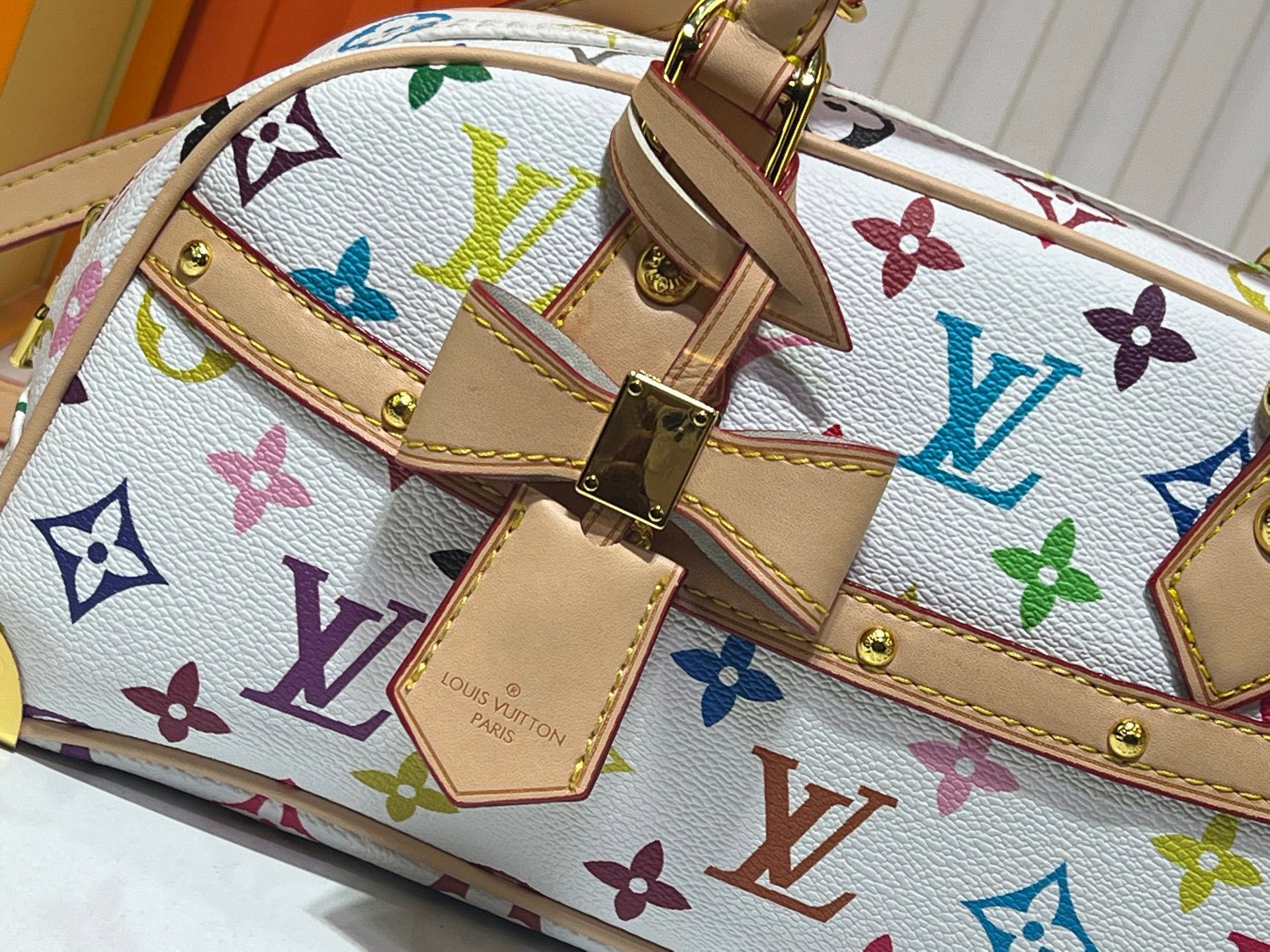 升级原版 M13084 本款 Handbag East West 手袋出自路易威登 x 村上隆再版系列,