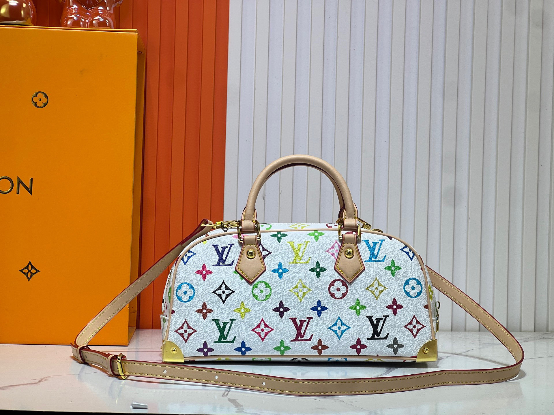 升级原版 M13084 本款 Handbag East West 手袋出自路易威登 x 村上隆再版系列,
