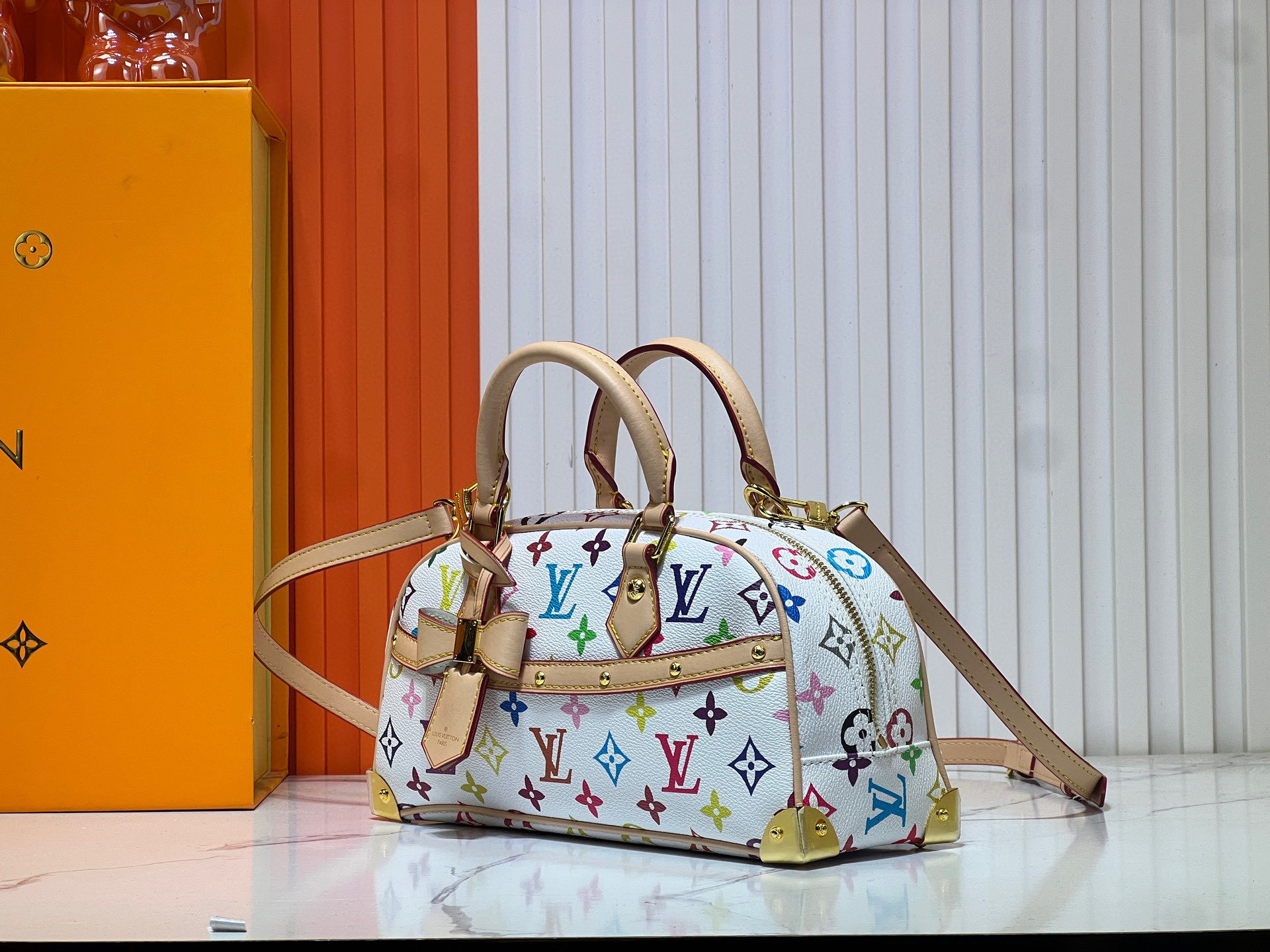 升级原版 M13084 本款 Handbag East West 手袋出自路易威登 x 村上隆再版系列,
