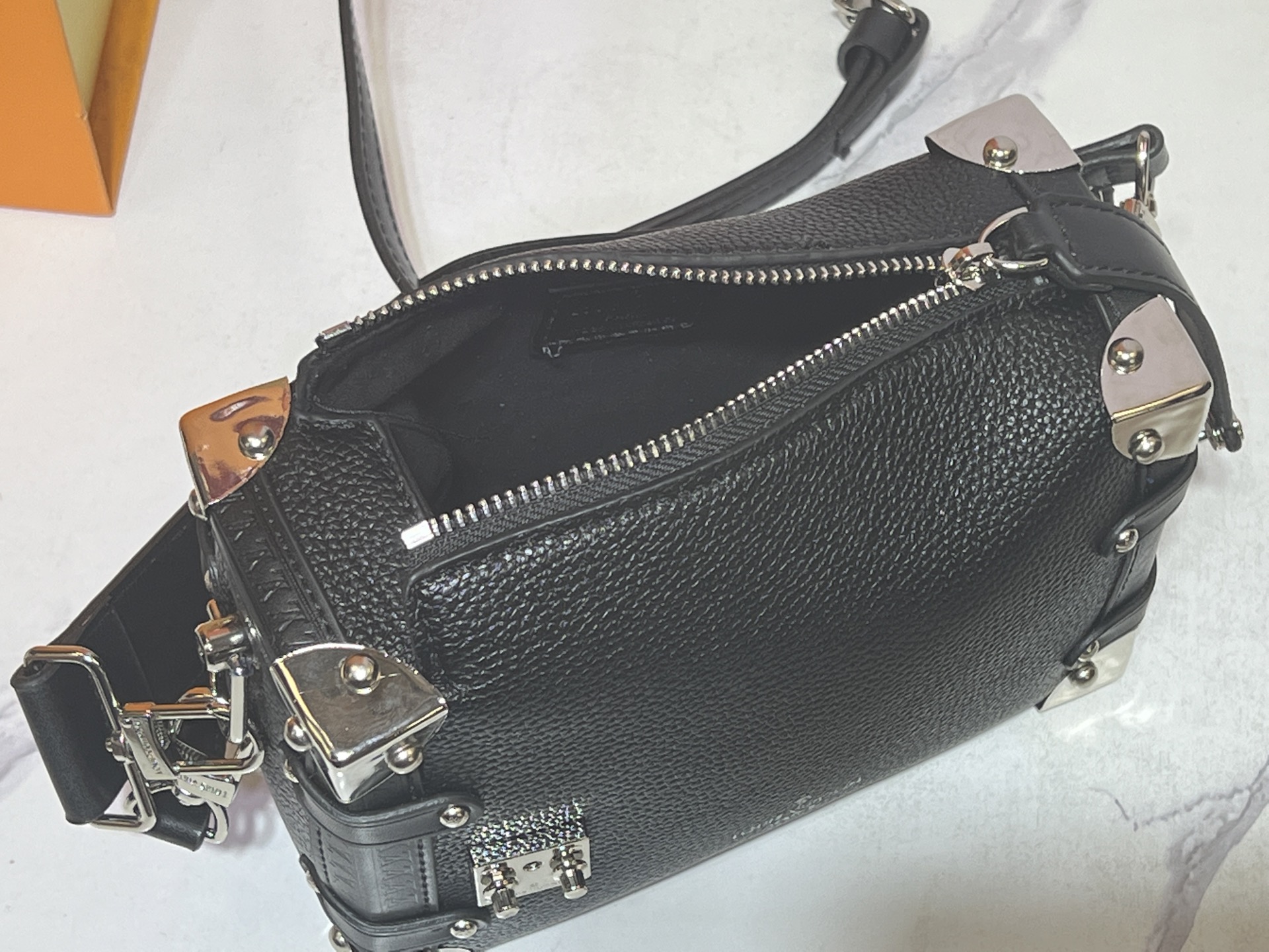 M46358 M25160 创意总监 Nicolas Ghesquière 以本款雅致 Side Tru