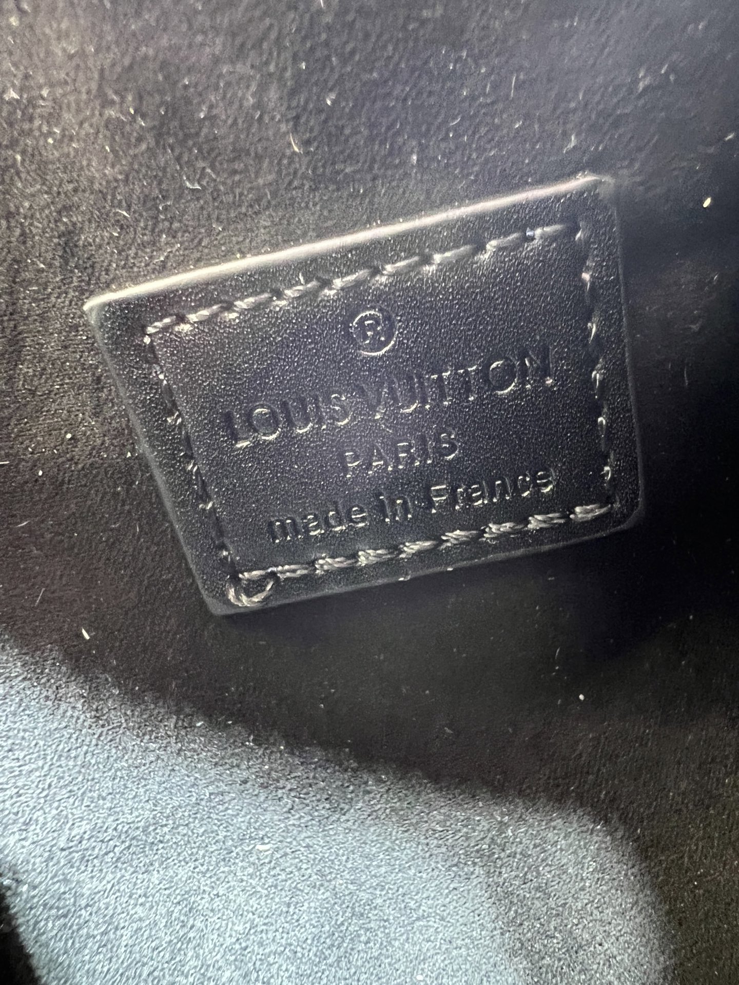 M46358 M25160 创意总监 Nicolas Ghesquière 以本款雅致 Side Tru