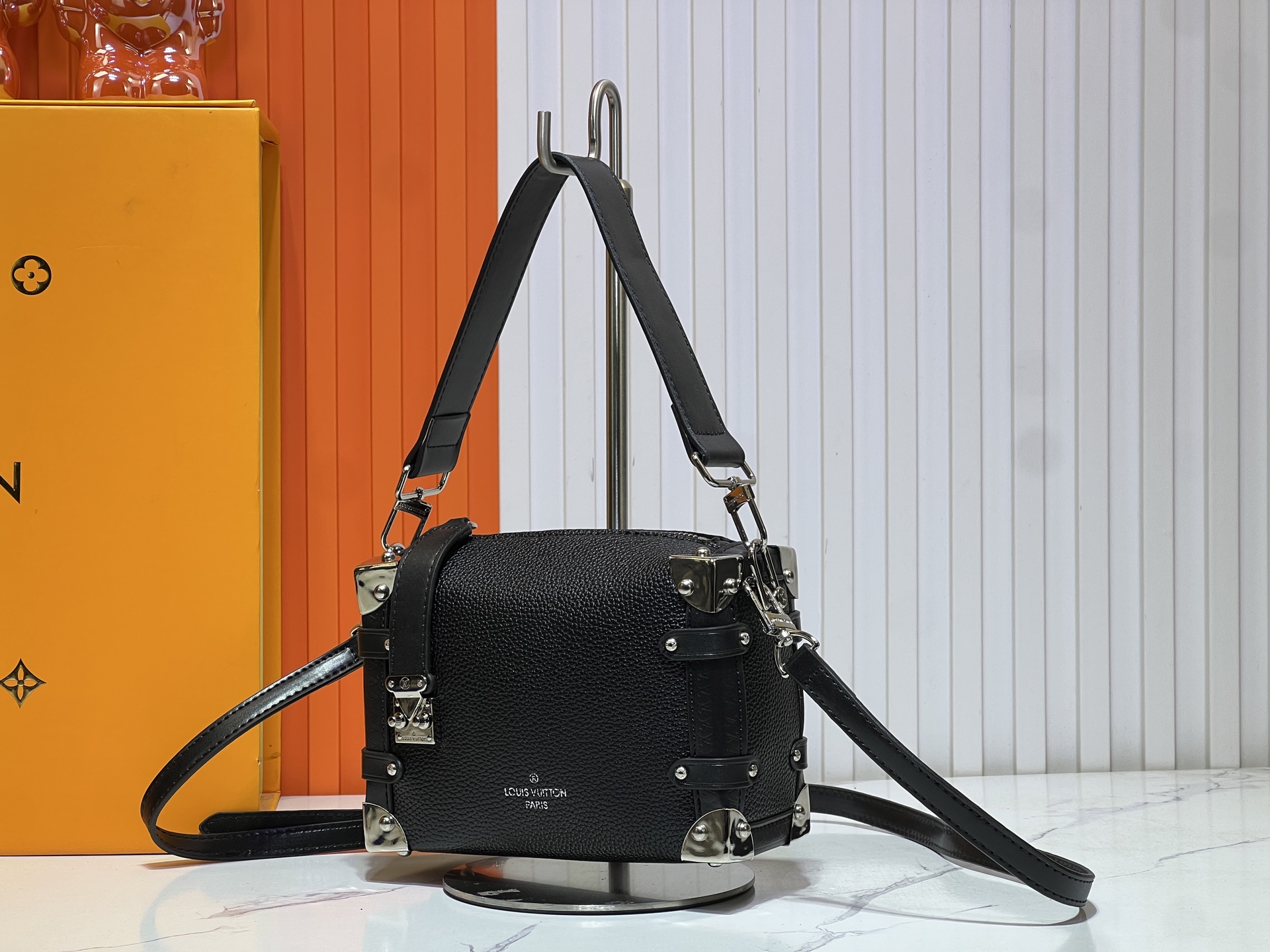 M46358 M25160 创意总监 Nicolas Ghesquière 以本款雅致 Side Tru