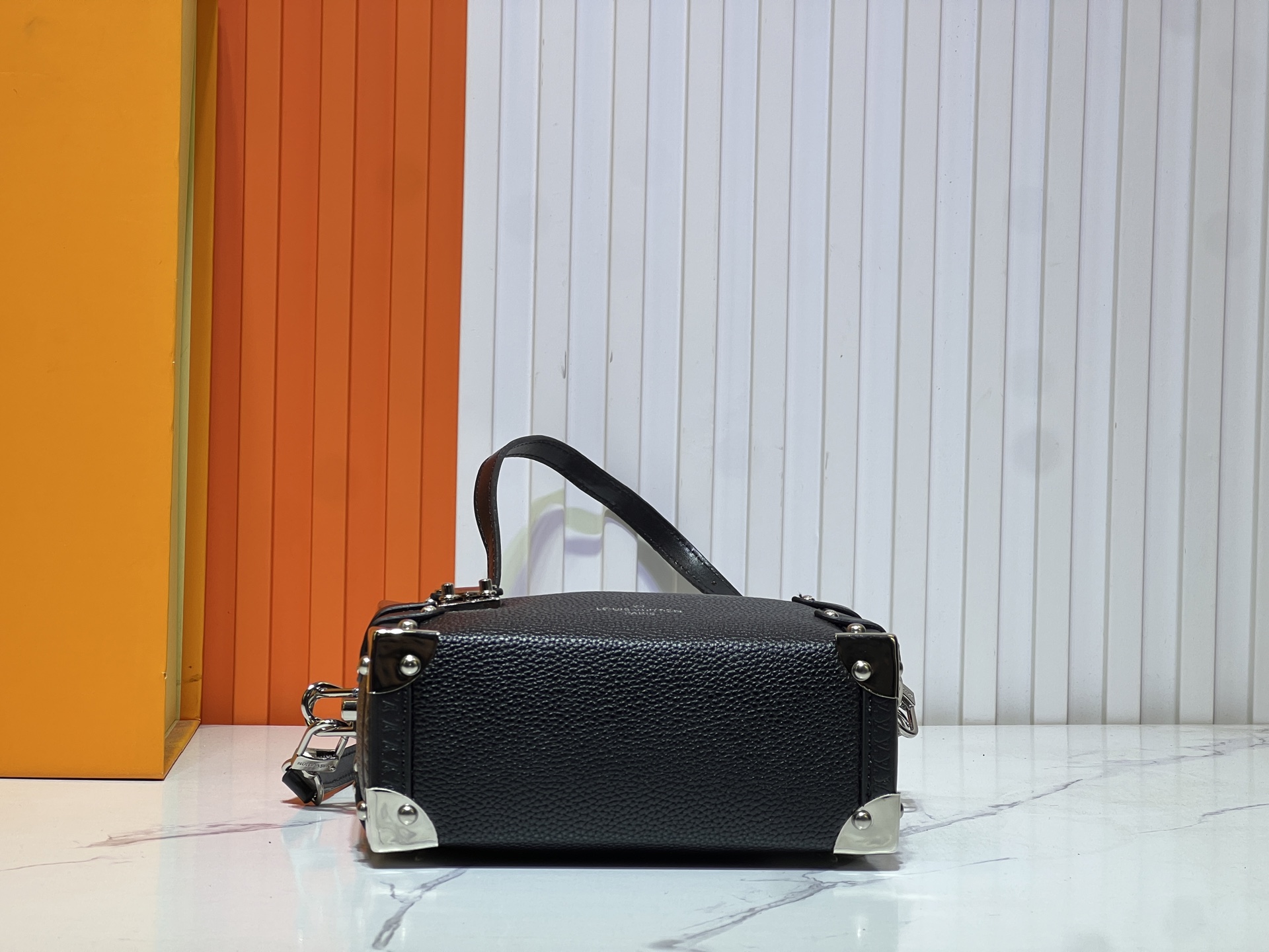 M46358 M25160 创意总监 Nicolas Ghesquière 以本款雅致 Side Tru