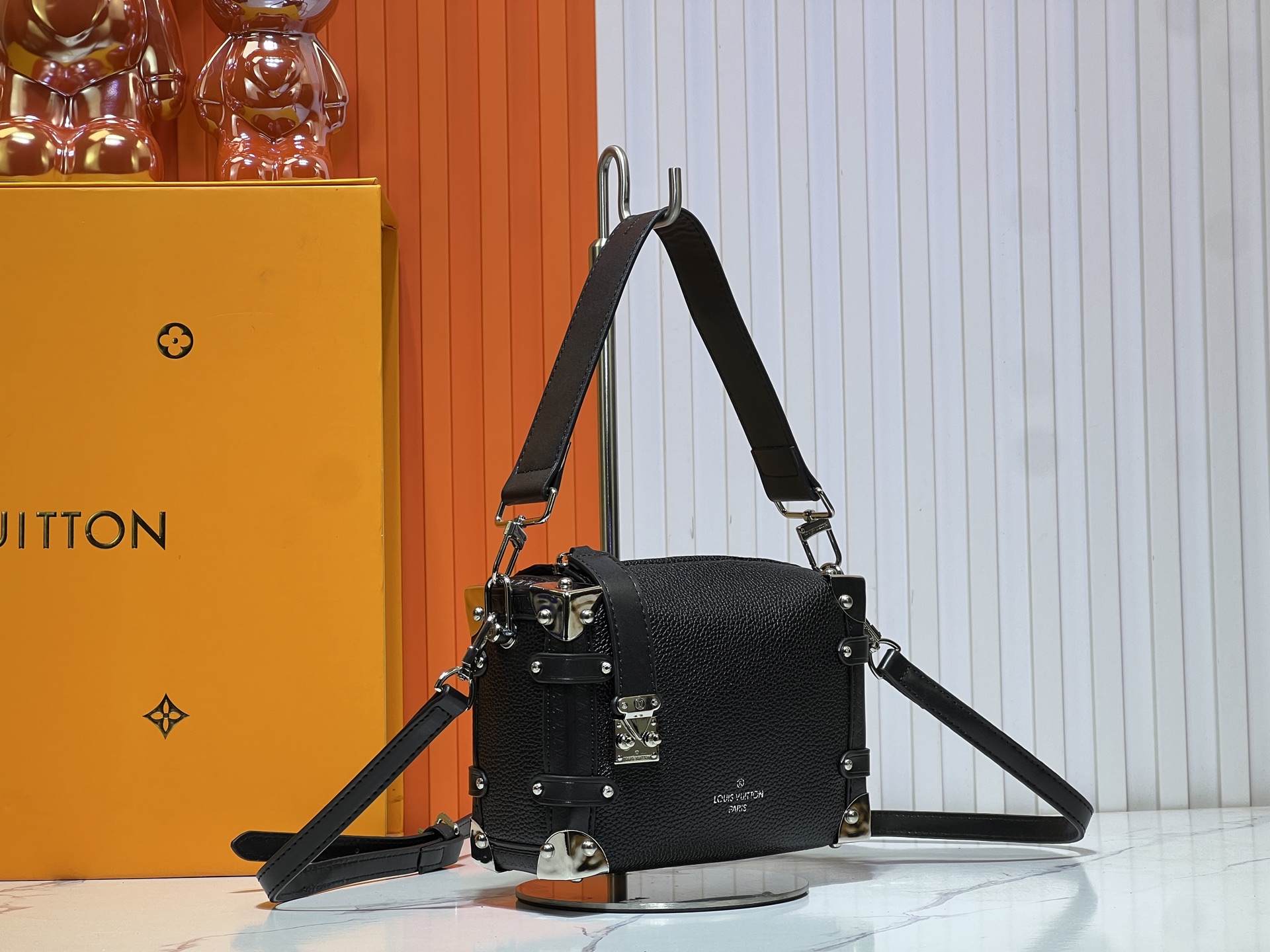 M46358 M25160 创意总监 Nicolas Ghesquière 以本款雅致 Side Tru