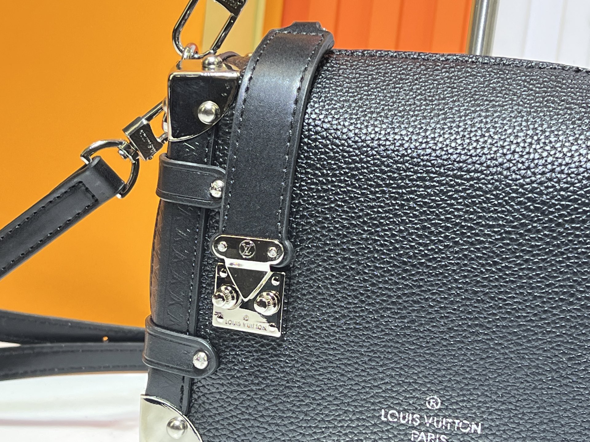 M46358 M25160 创意总监 Nicolas Ghesquière 以本款雅致 Side Tru