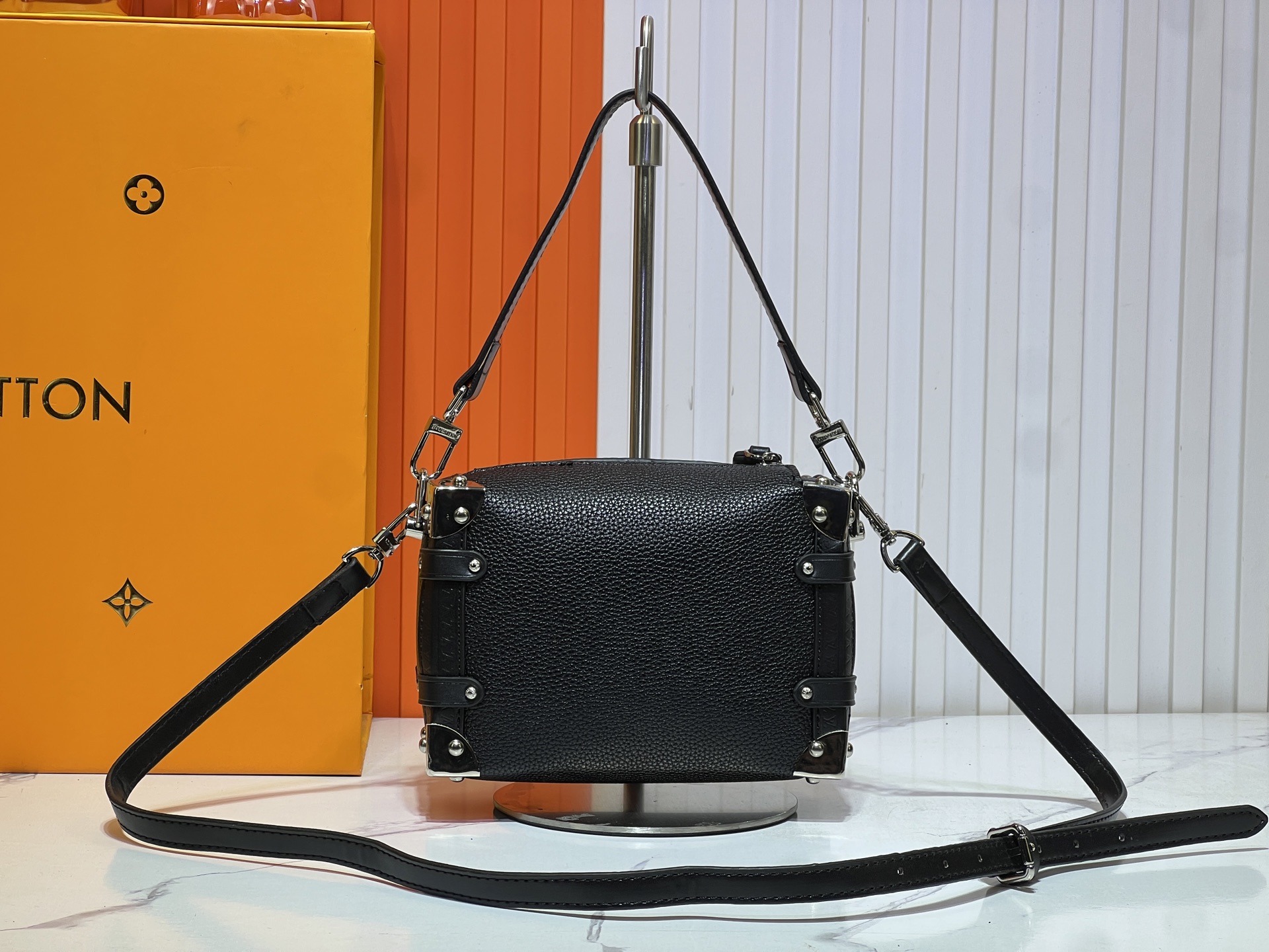 M46358 M25160 创意总监 Nicolas Ghesquière 以本款雅致 Side Tru