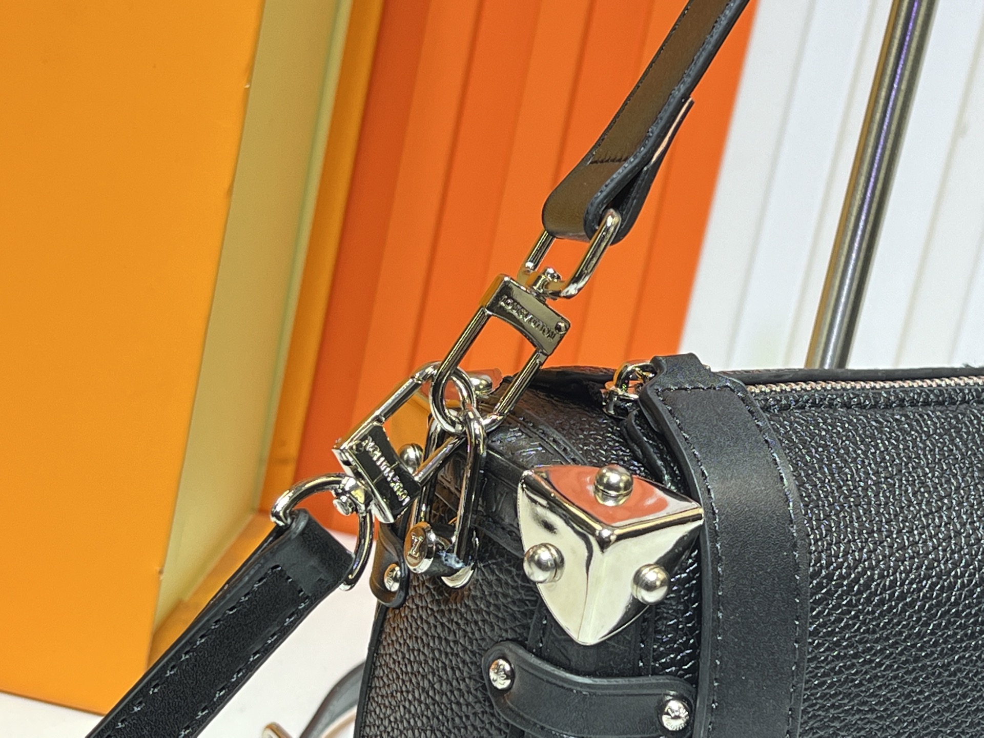 M46358 M25160 创意总监 Nicolas Ghesquière 以本款雅致 Side Tru