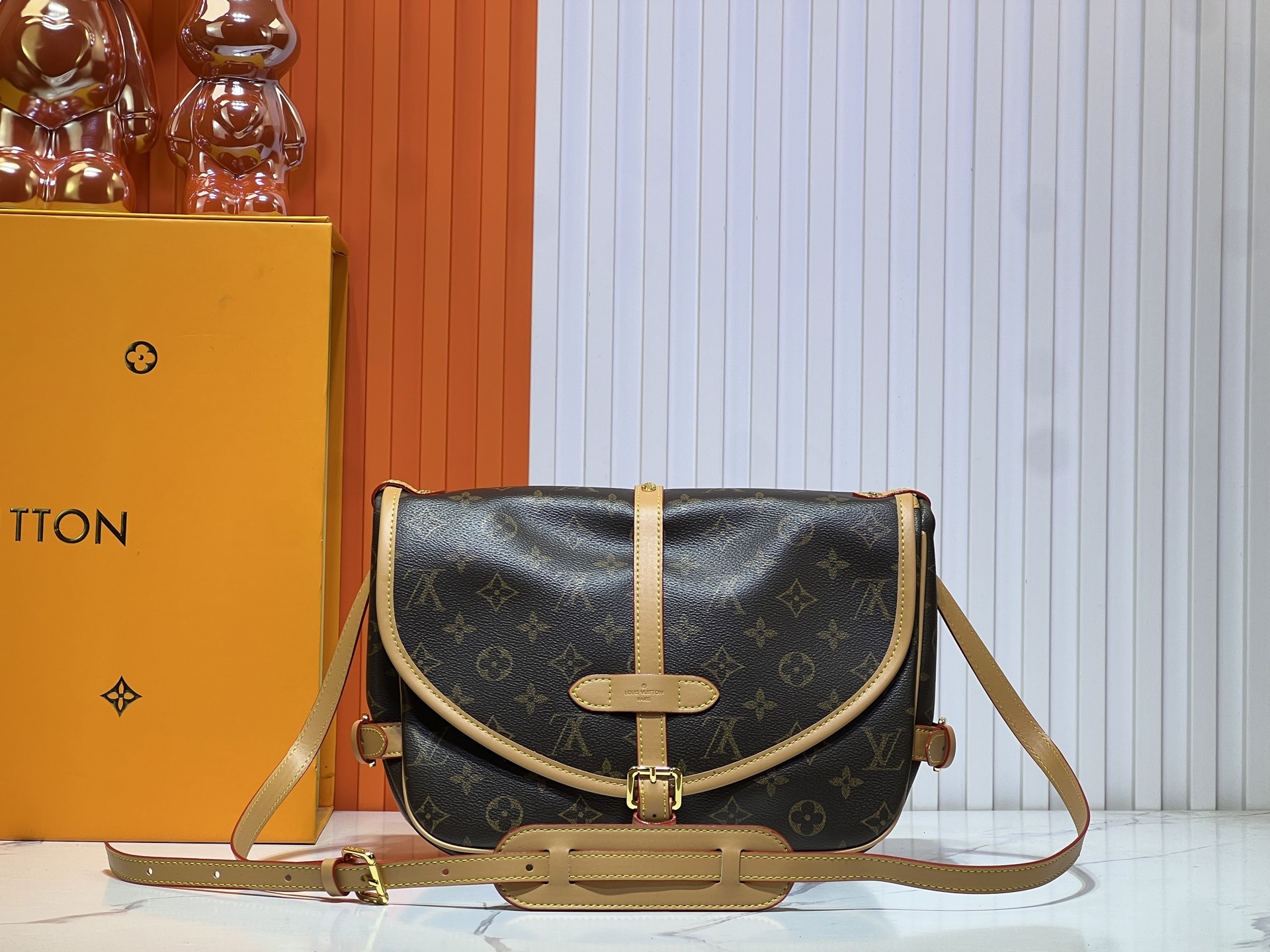 M40710 中古系列,双子星SAUMUR 中号手袋 采用 Monogram 帆布制作的 Saumur