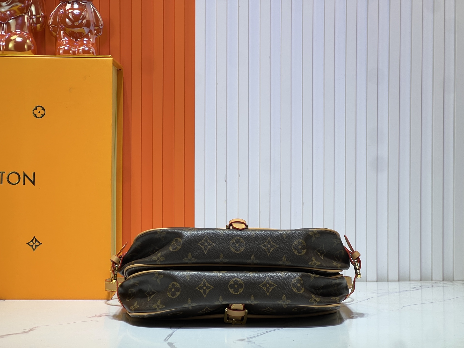 M40710 中古系列,双子星SAUMUR 中号手袋 采用 Monogram 帆布制作的 Saumur