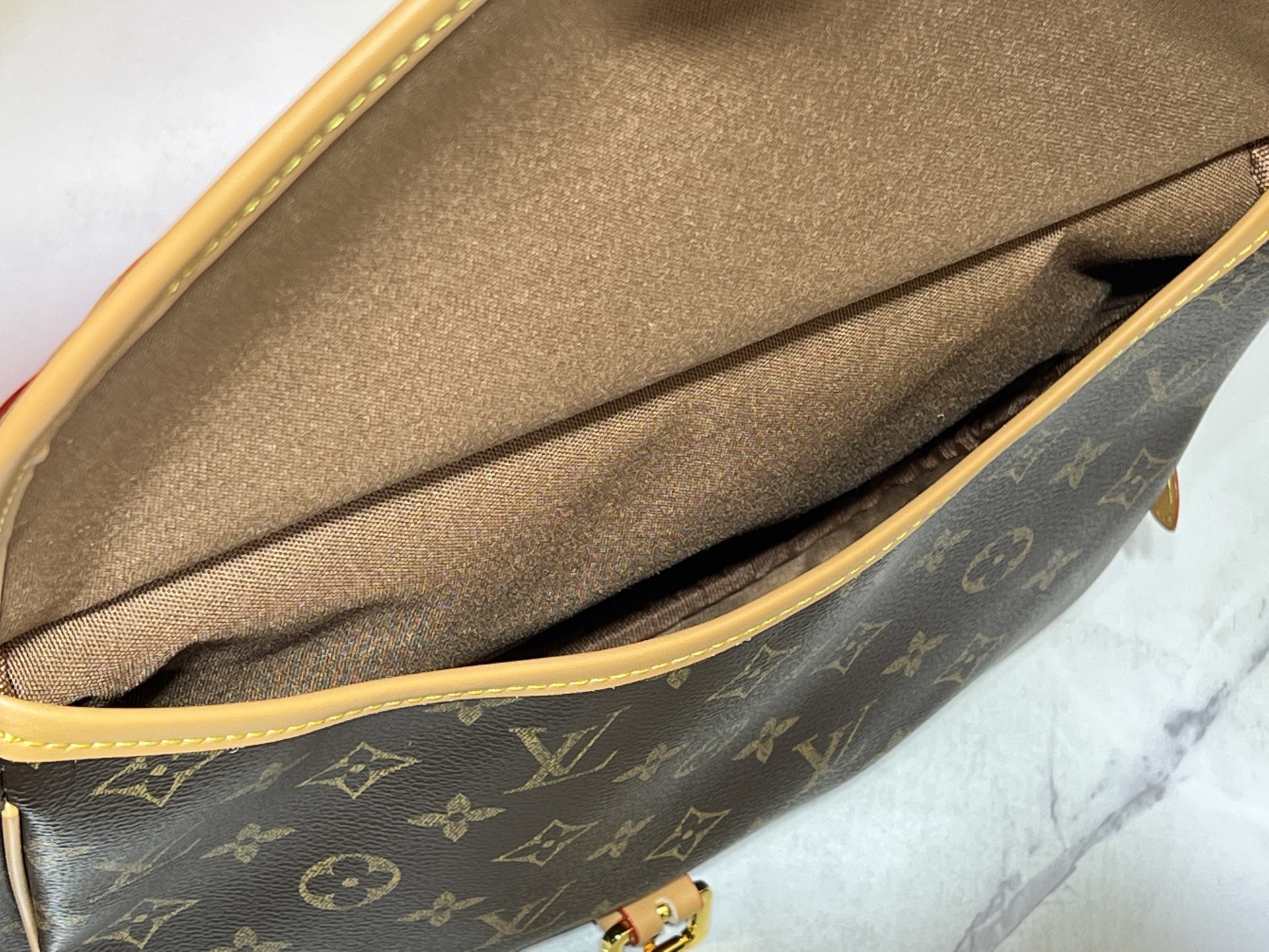 M40710 中古系列,双子星SAUMUR 中号手袋 采用 Monogram 帆布制作的 Saumur