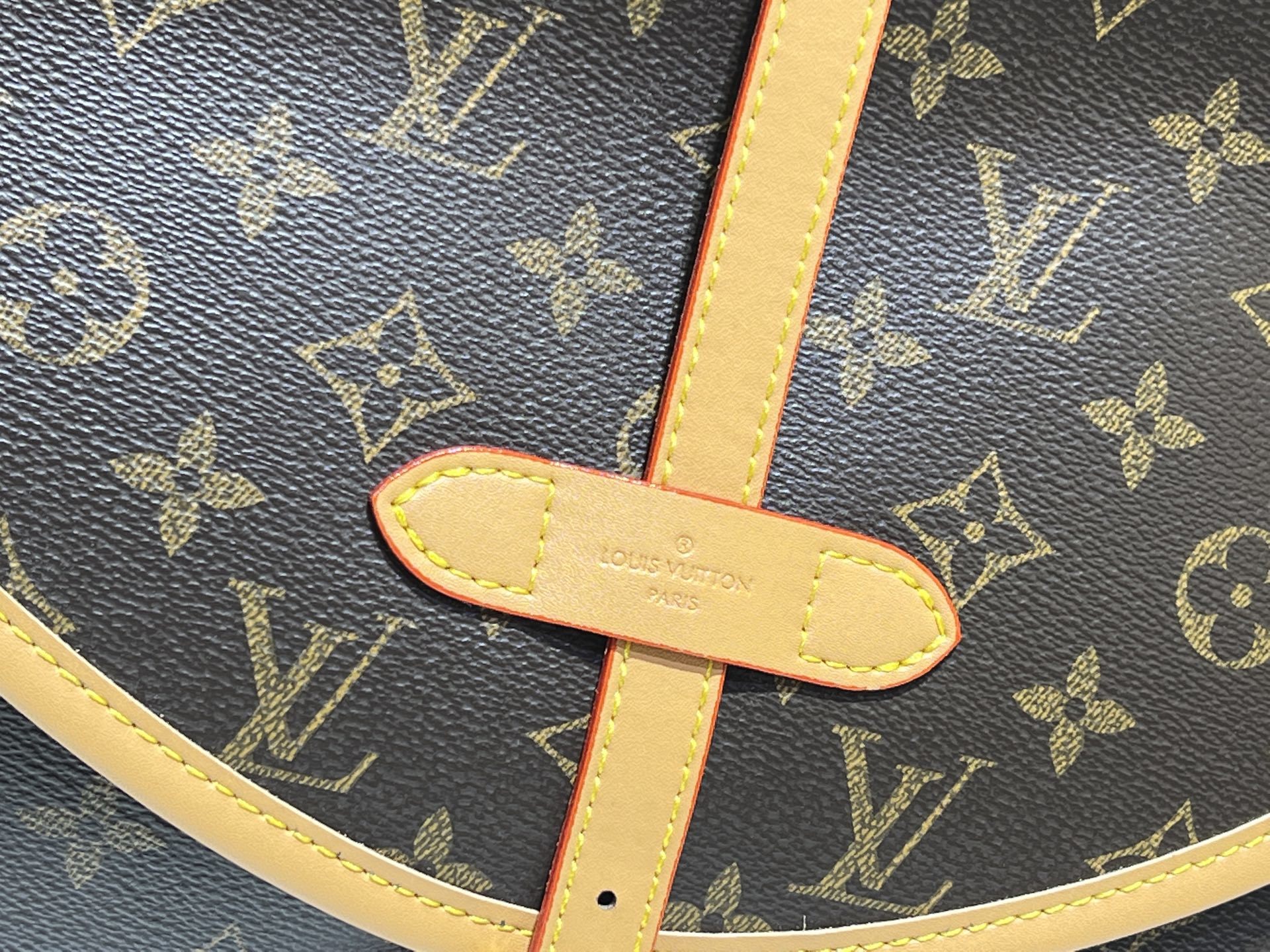 M40710 中古系列,双子星SAUMUR 中号手袋 采用 Monogram 帆布制作的 Saumur
