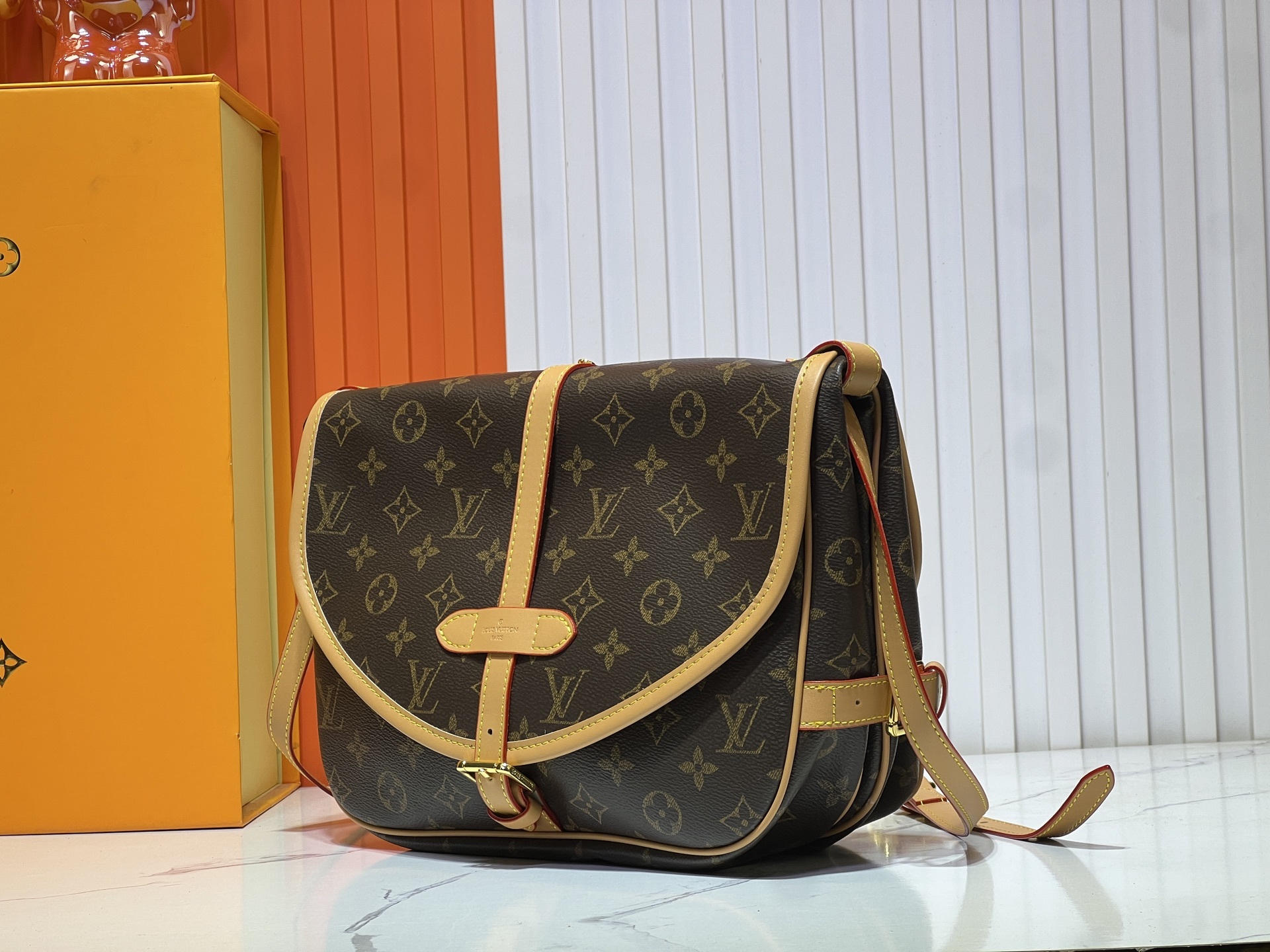 M40710 中古系列,双子星SAUMUR 中号手袋 采用 Monogram 帆布制作的 Saumur