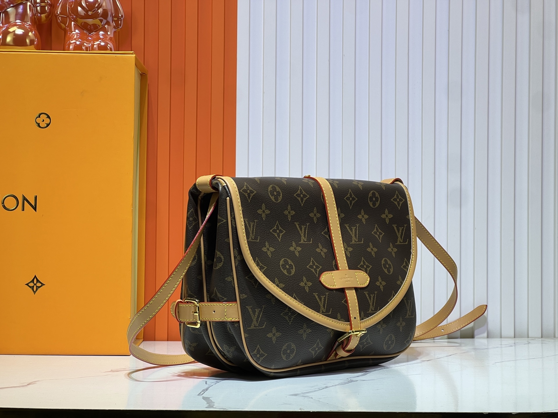 M40710 中古系列,双子星SAUMUR 中号手袋 采用 Monogram 帆布制作的 Saumur