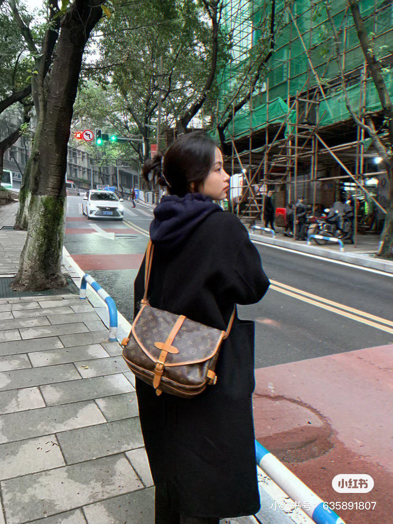 M40710 中古系列,双子星SAUMUR 中号手袋 采用 Monogram 帆布制作的 Saumur