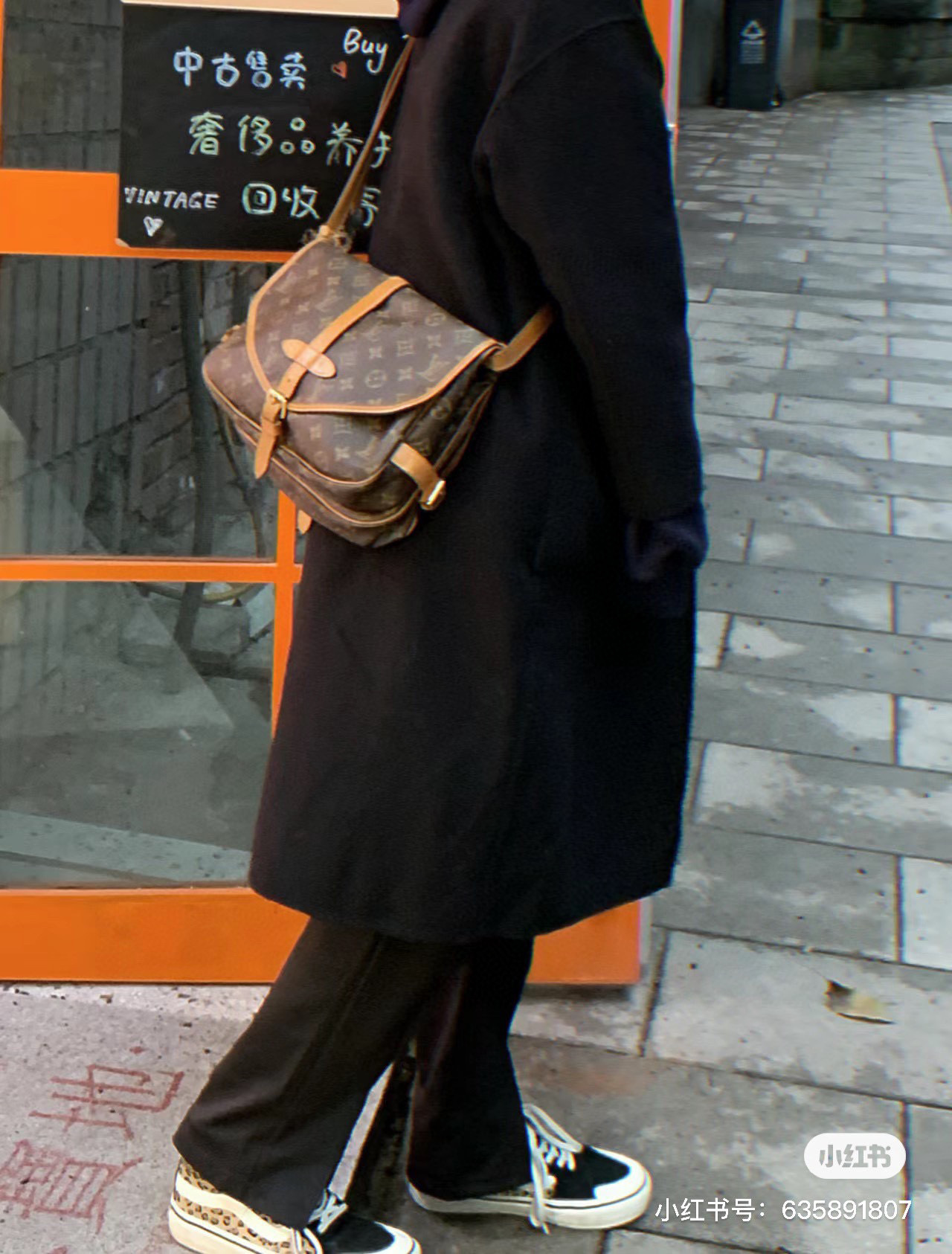 M40710 中古系列,双子星SAUMUR 中号手袋 采用 Monogram 帆布制作的 Saumur