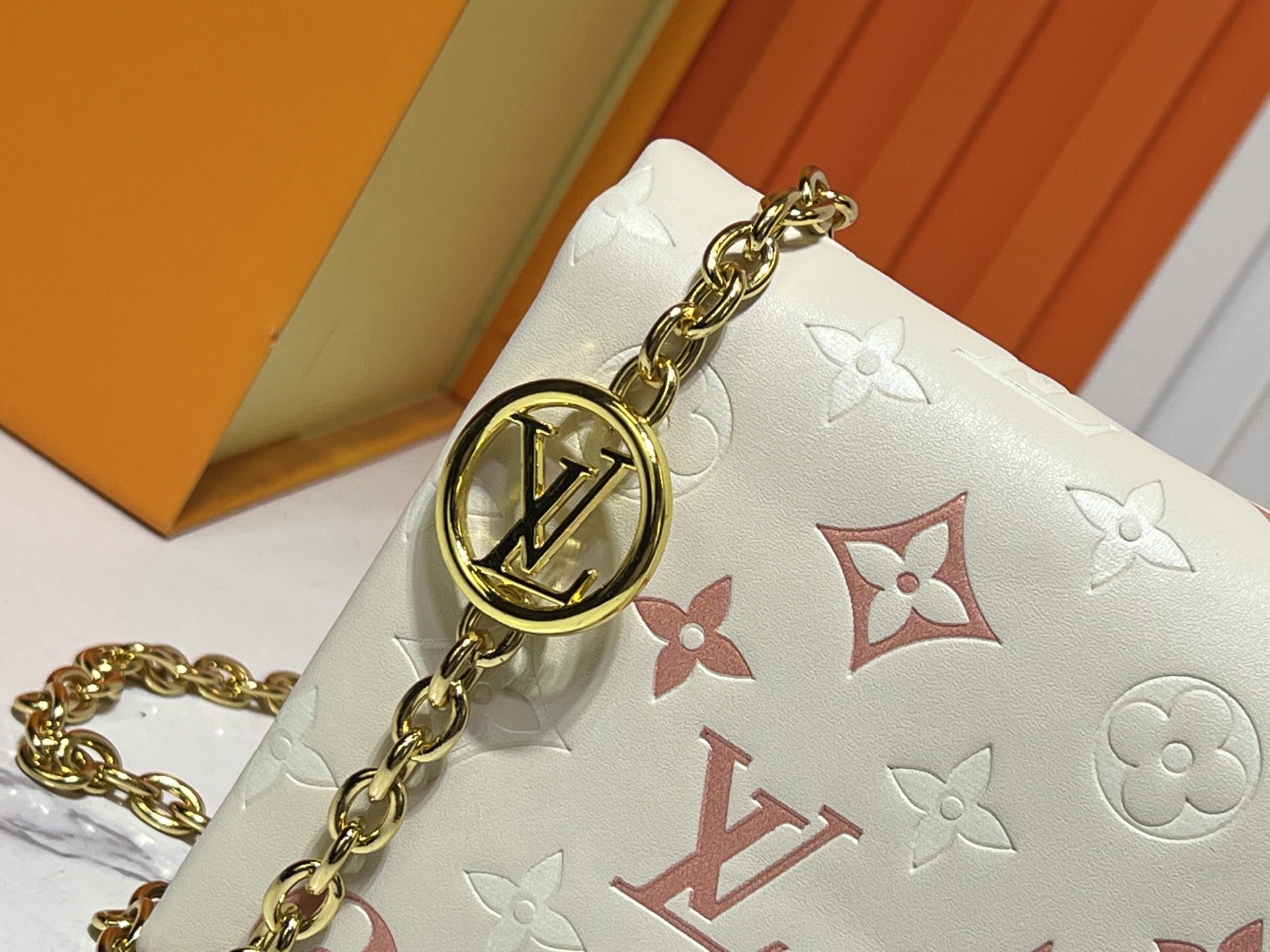 M81693 M80742 本款 Pochette Coussin 手袋采撷路易威登 2022 秋冬秀场