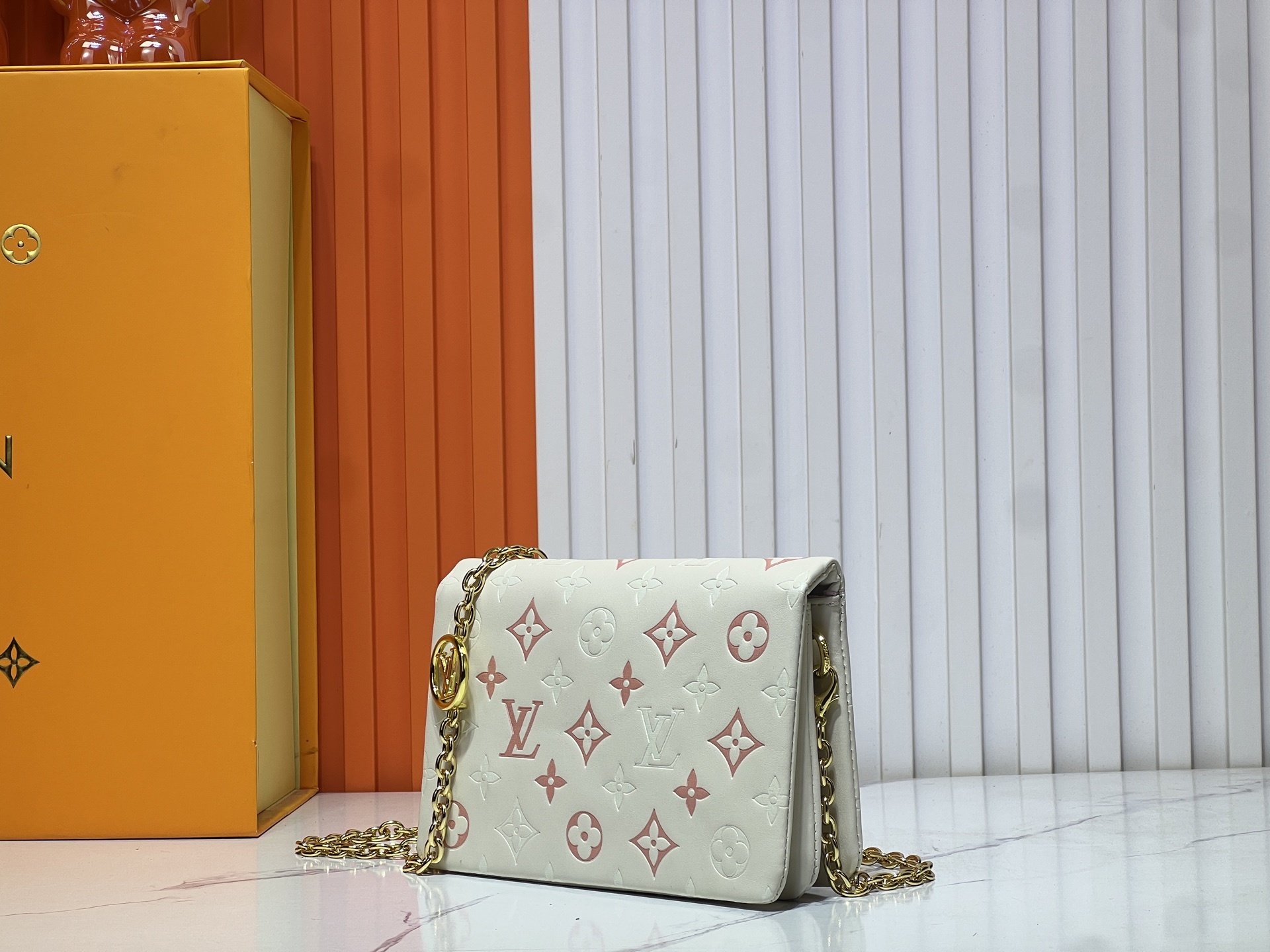 M81693 M80742 本款 Pochette Coussin 手袋采撷路易威登 2022 秋冬秀场