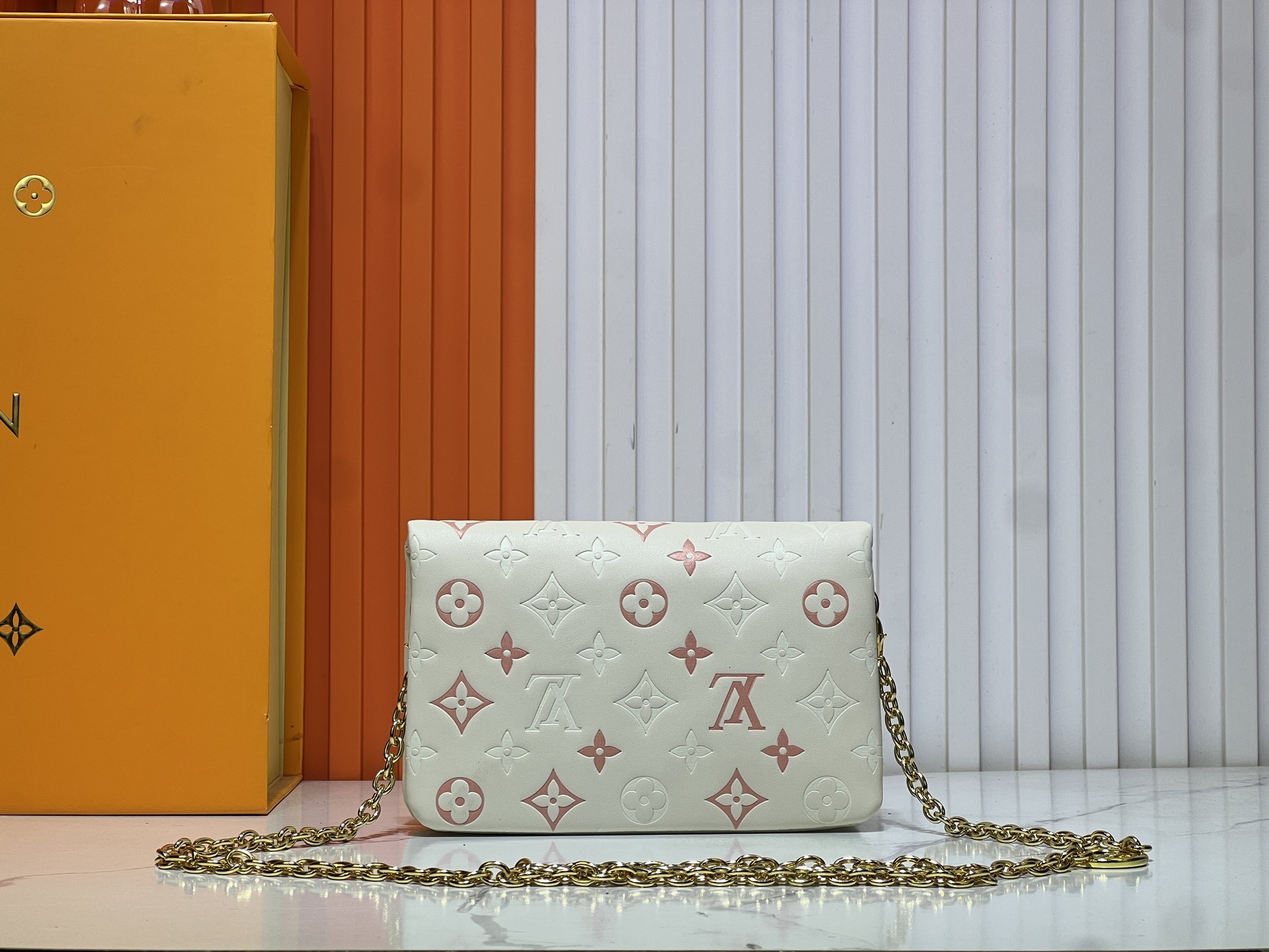 M81693 M80742 本款 Pochette Coussin 手袋采撷路易威登 2022 秋冬秀场