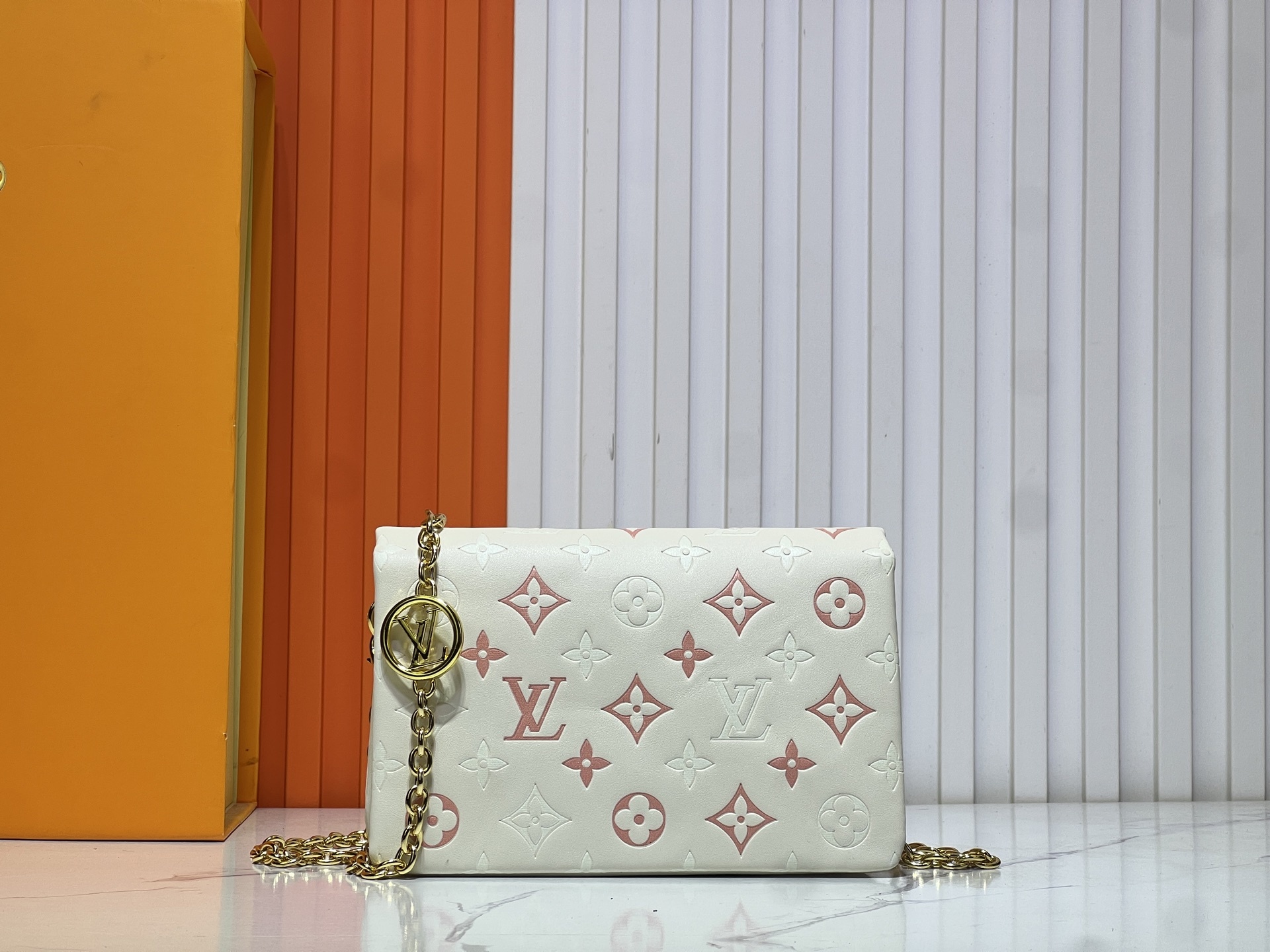 M81693 M80742 本款 Pochette Coussin 手袋采撷路易威登 2022 秋冬秀场