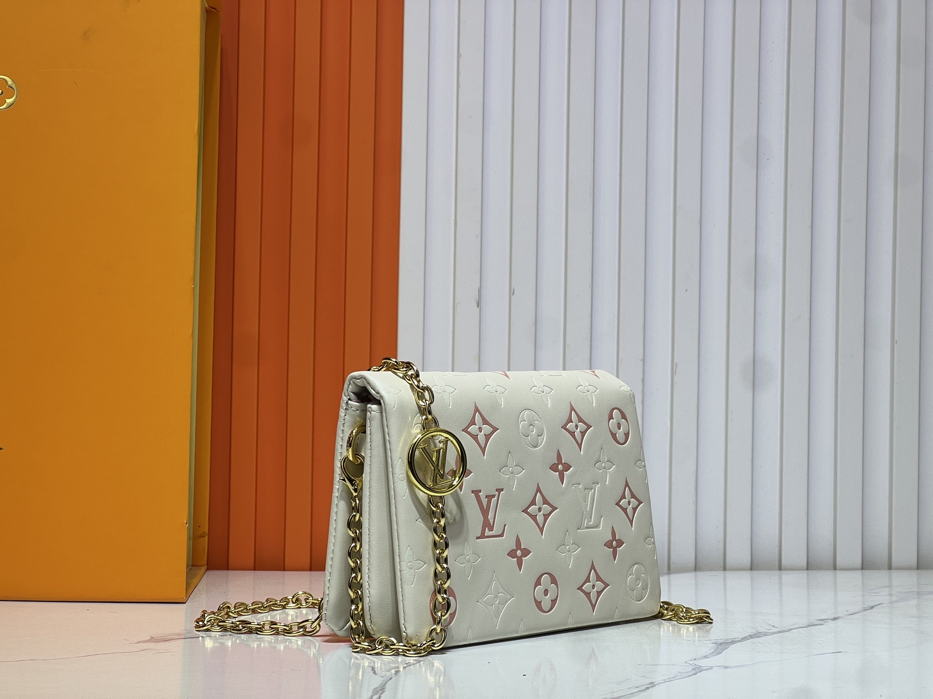 M81693 M80742 本款 Pochette Coussin 手袋采撷路易威登 2022 秋冬秀场