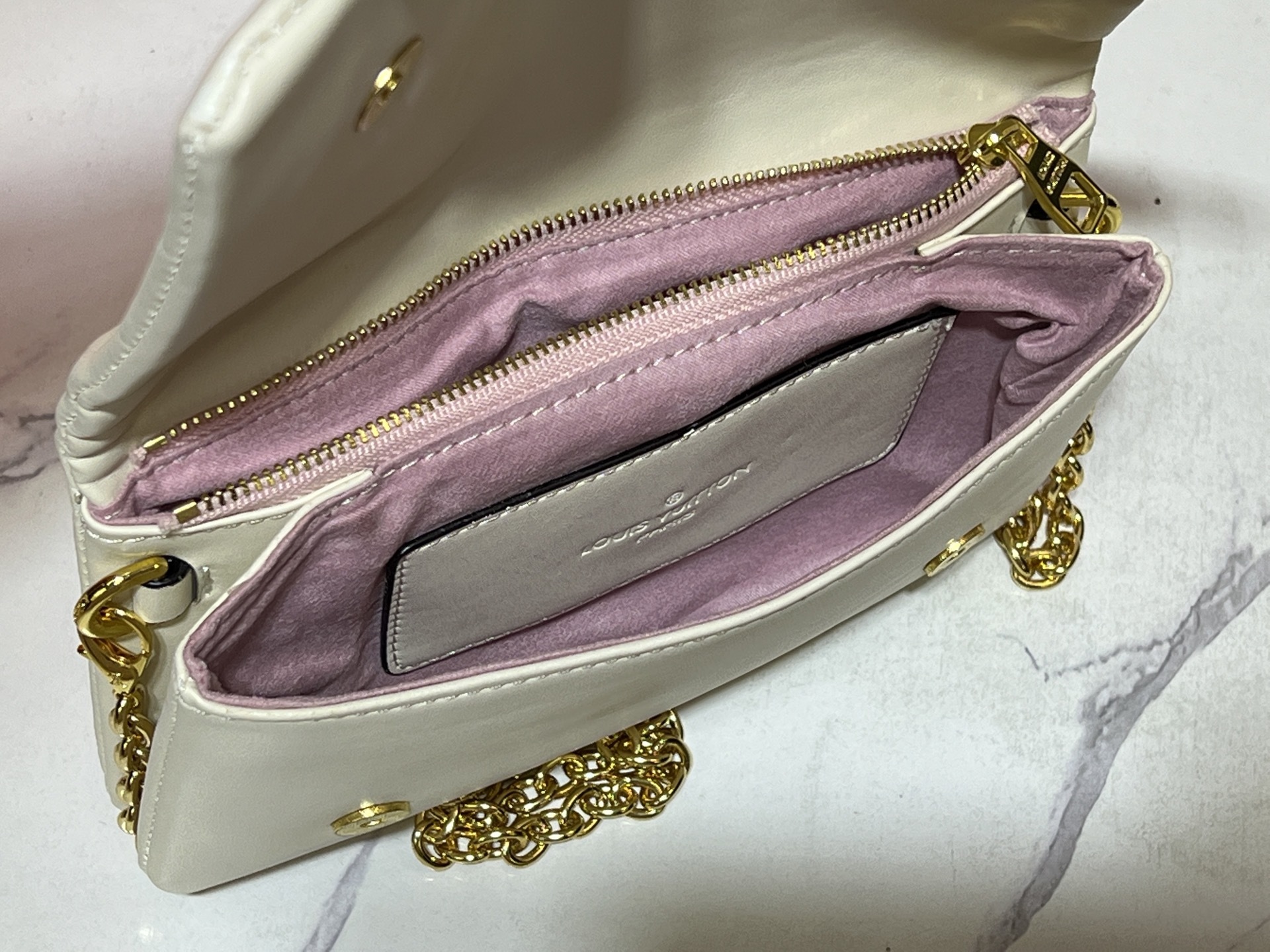 M81693 M80742 本款 Pochette Coussin 手袋采撷路易威登 2022 秋冬秀场